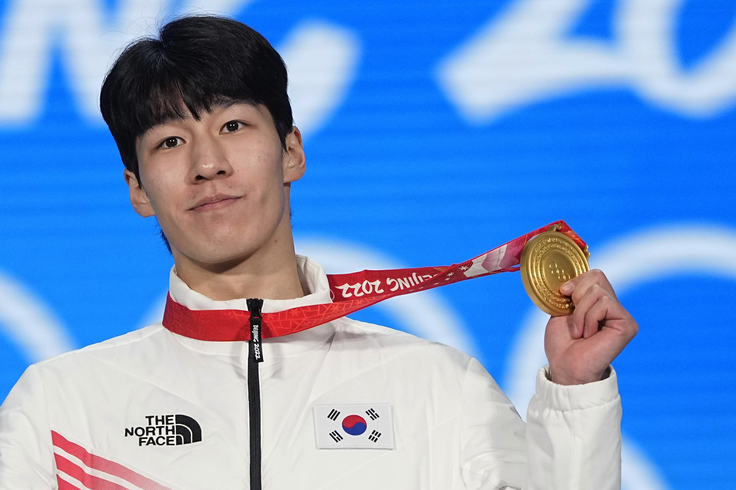 En foto del jueves 10 de febrero del 2022, el medallista de oro Hwang Dae-heon de Corea del Sur celebra tras ganar su medalla de oro en los 1.500 metros de patinaje de velocidad en los Juegos Olímpicos de Beijing. (AP Foto/Jae C. Hong)