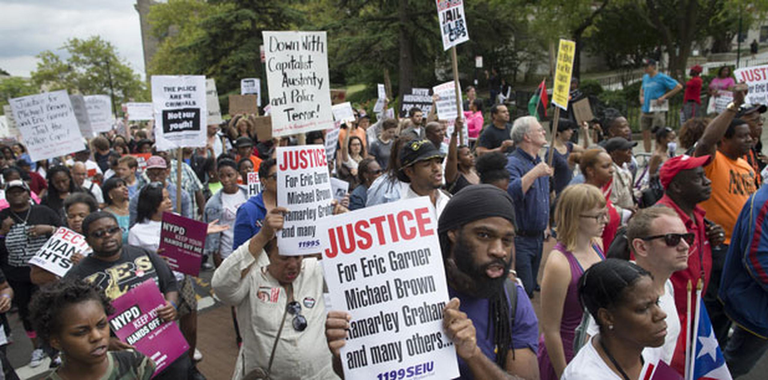 El acto comenzó en la intersección donde la policía enfrentó a Garner, desde donde se inició la marcha detrás de un cartelón que decía "No volveremos atrás. Marcha por la justicia". (AP)