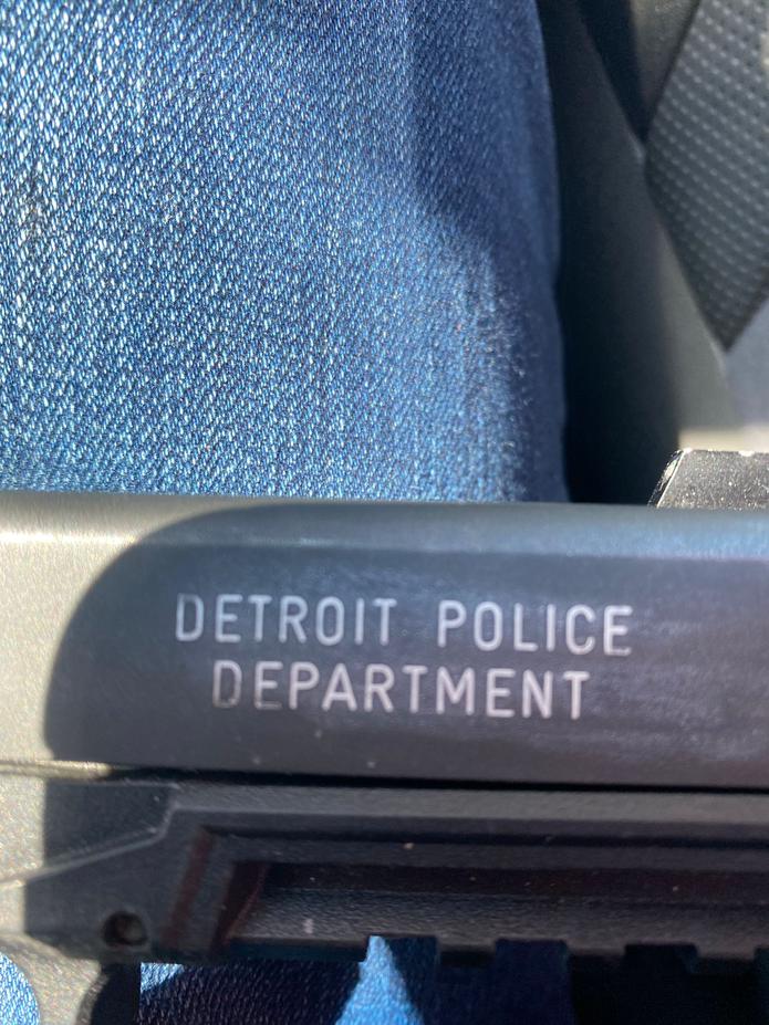 La División de Drogas Metropolitana ocupó un arma del Departamento de la Policía de Detroit durante un allanamiento en el residencial Los Rosales, en Trujillo Alto.