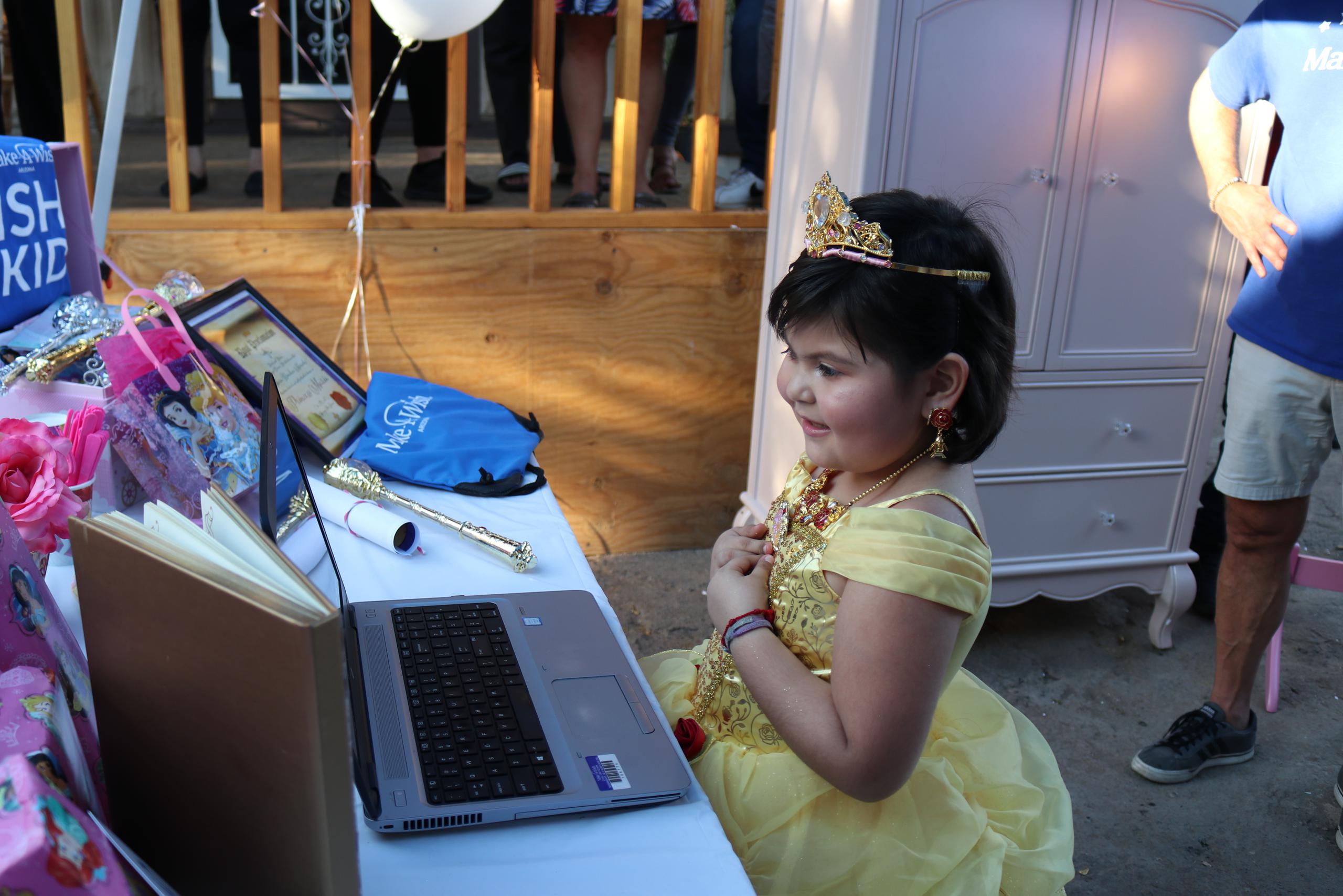 La pequeña pudo interactuar con la princesa en español, lo que le permitió disfrutar del momento a plenitud.
