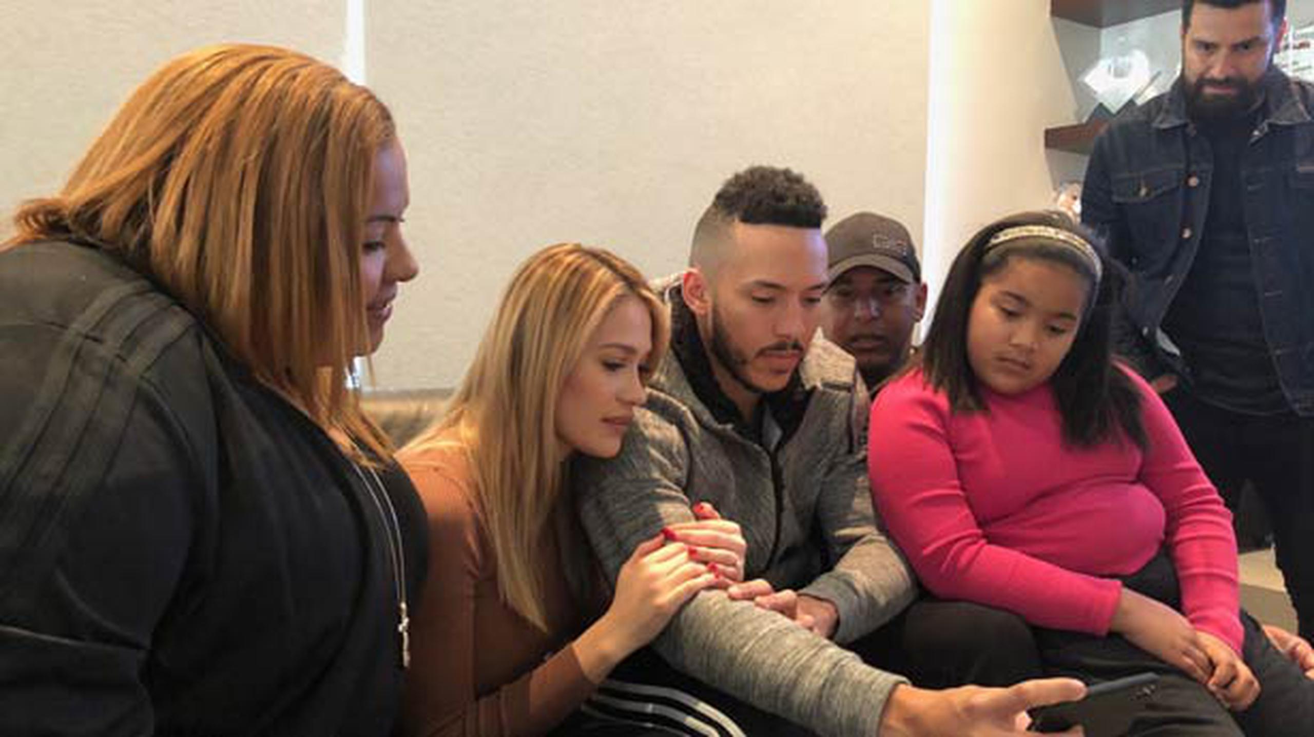 Carlos Correa, junto con su novia Daniella Rodríguez, sus padres Sandybell y Carlos, y su hermana Leibysand Kamil, presenciaron el emotivo momento desde Houston. 