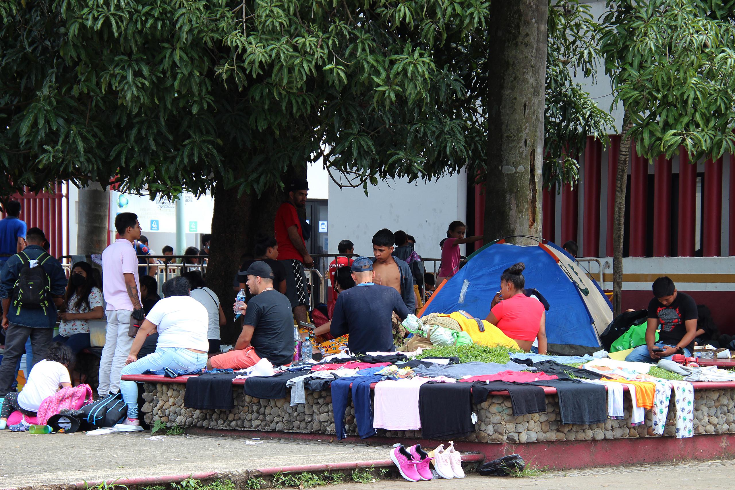 Inmigrantes indocumentados conviven en la estación migratoria siglo 21, hoy, en el municipio de Tapachula en Chiapas (México). EFE/ Juan Manuel Blanco
