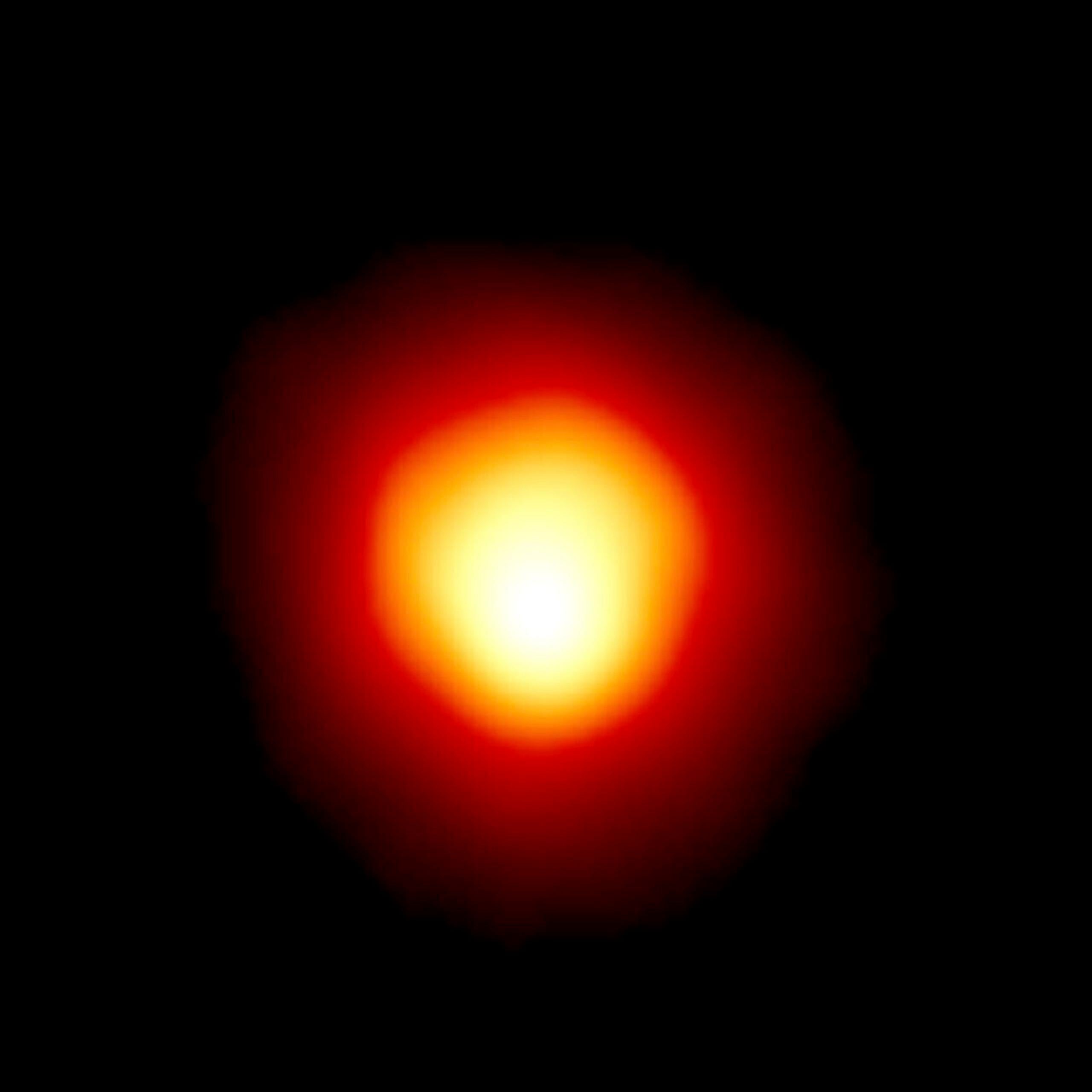 Betelgeuse, una estrella supergigante roja en la constelación de Orión a 700 años luz, es visible a la vista.