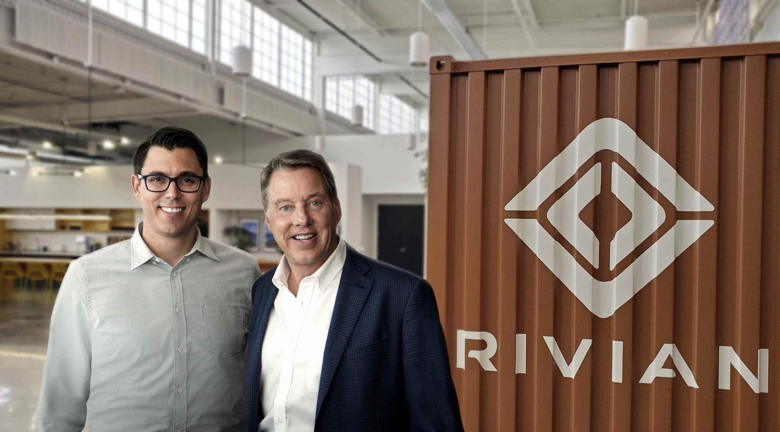 En la foto RJ Scaringe Rivian fundador y CEO y Bill Ford, jefe ejecutivo de Ford. (AP)