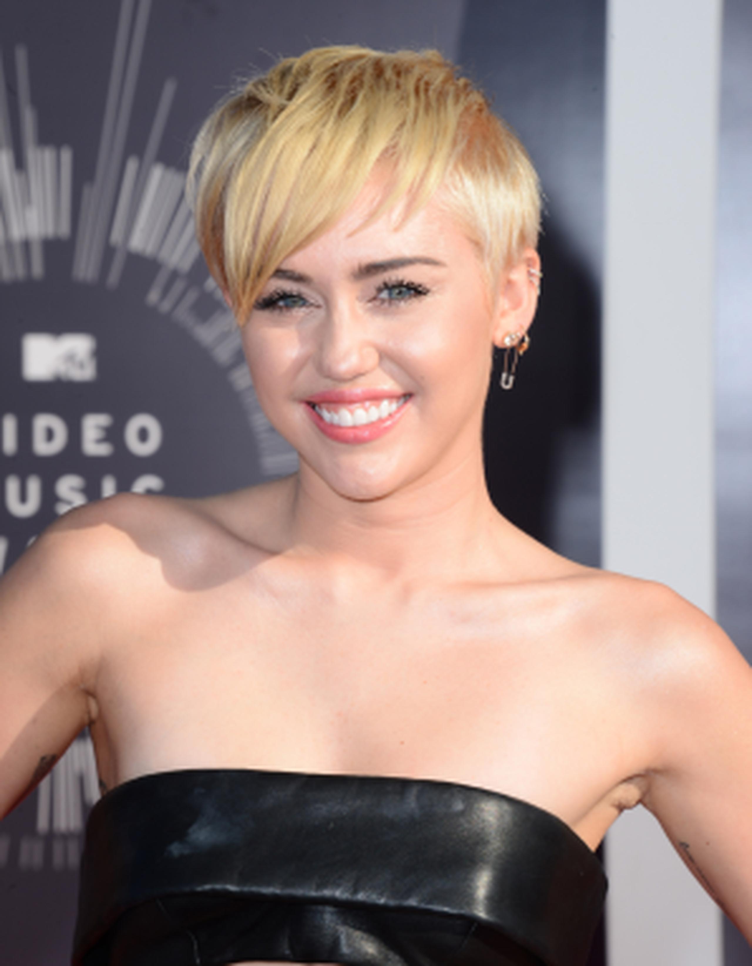 Miley Cyrus, de 21 años, se fotografió con Wang y con numerosos admiradores durante la celebración nocturna. (Archivo/AP)