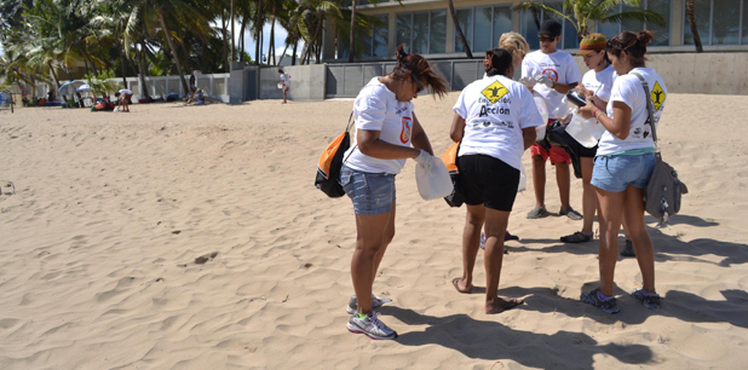 La limpieza de costas necesitan de miles de personas y la única  manera es con voluntarios comprometidos con el ambiente y el deseo de ver a Puerto Rico limpio. (Archivo)