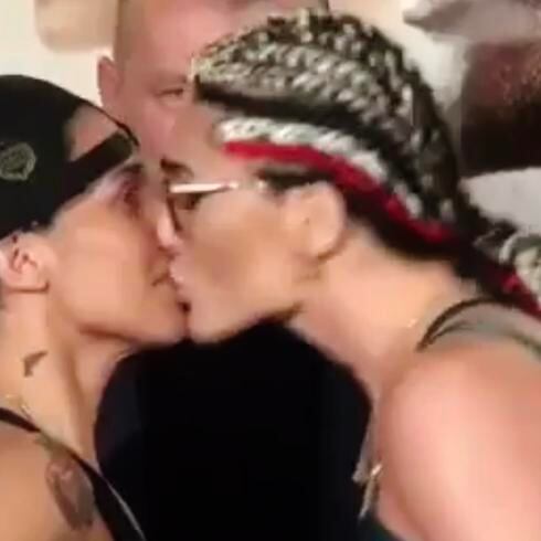 Boxeadora besa a su oponente y recibe una bofetada