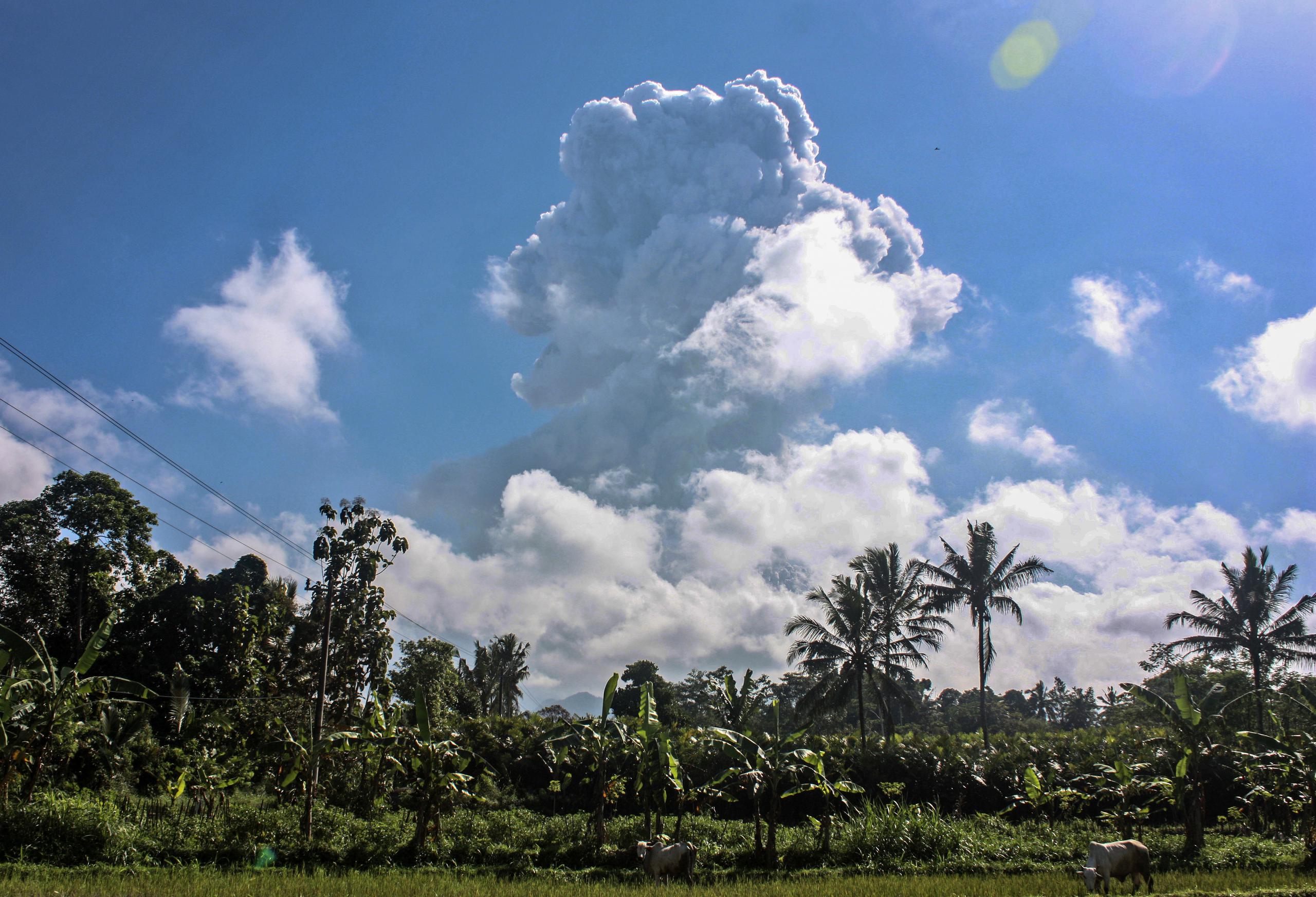 El Merapi mide 2,968 metros (9,737 pies) y es el más activo de los 500 volcanes indonesios.