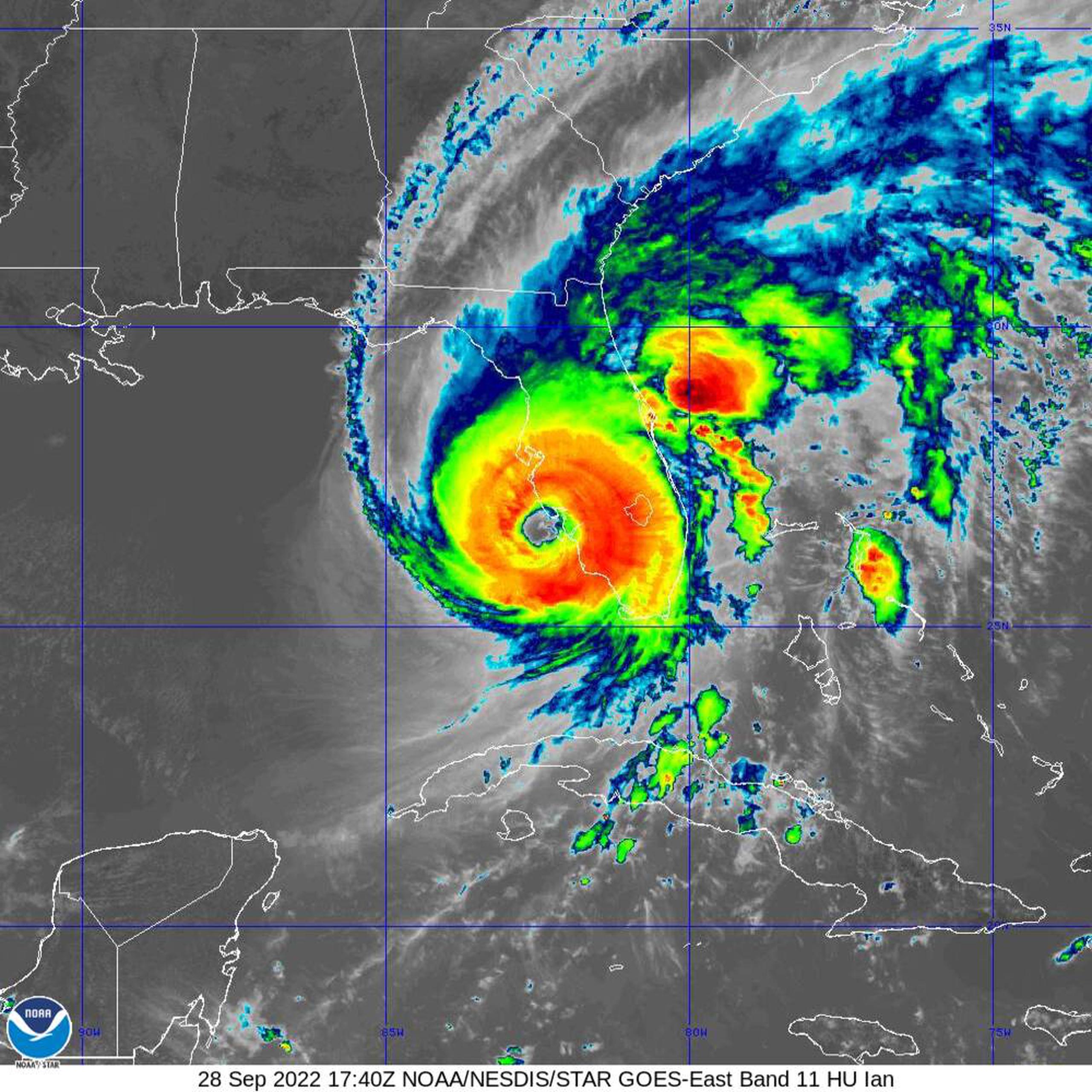 Imagen infrarroja del satélite GOES-East que muestra el ojo del huracán Ian entrando por el condado Lee, en el estado de Florida, el 28 de septiembre de 2022.