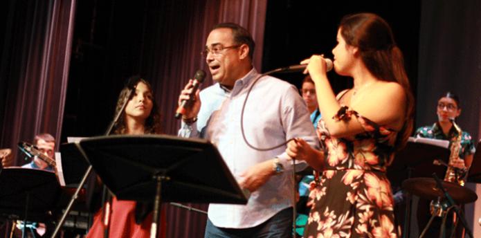 Santa Rosa interpretó varios temas con algunos de los jóvenes de la Escuela Libre de Música de Arecibo. (Suministrada)

