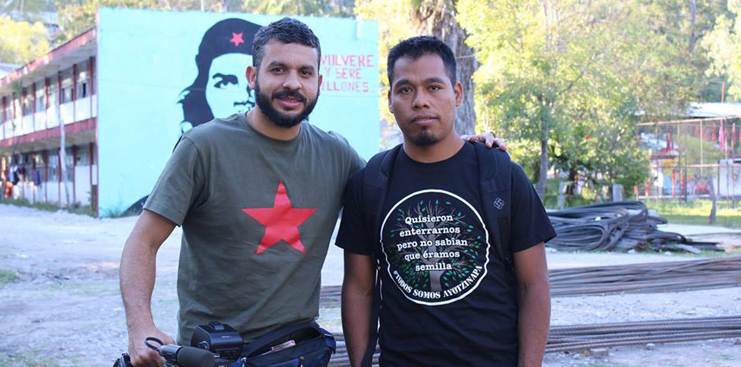 El documentalista Tito Román Rivera (izq.) estará presente en las proyecciones de "Ayotzinapa en mí" para dialogar con el público. (Suministrada)