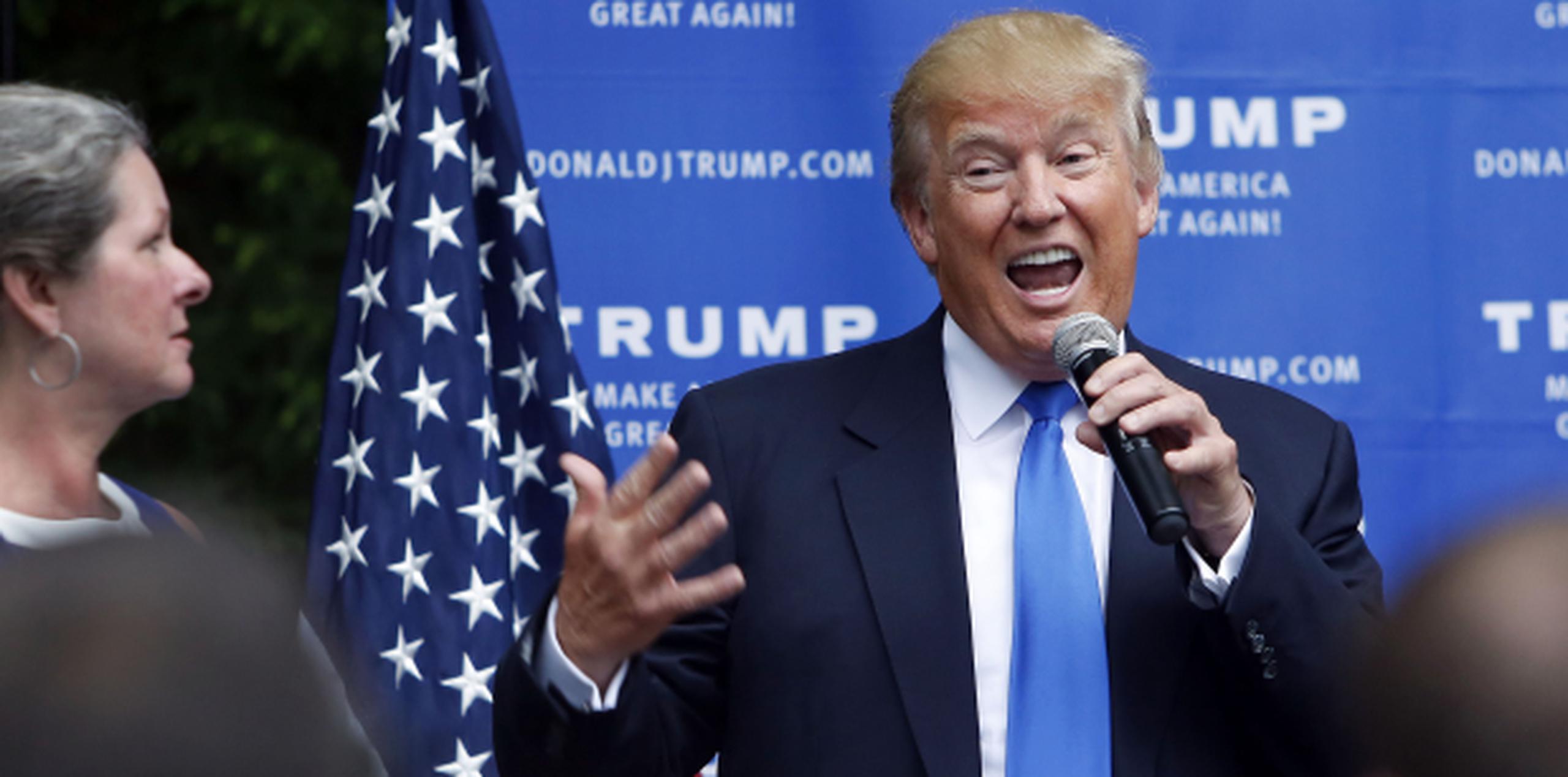 Donald Trump, de campaña ayer en New Hampshire, ha perdido diferentes socios comerciales tras sus expresiones rcasistas. (AP)