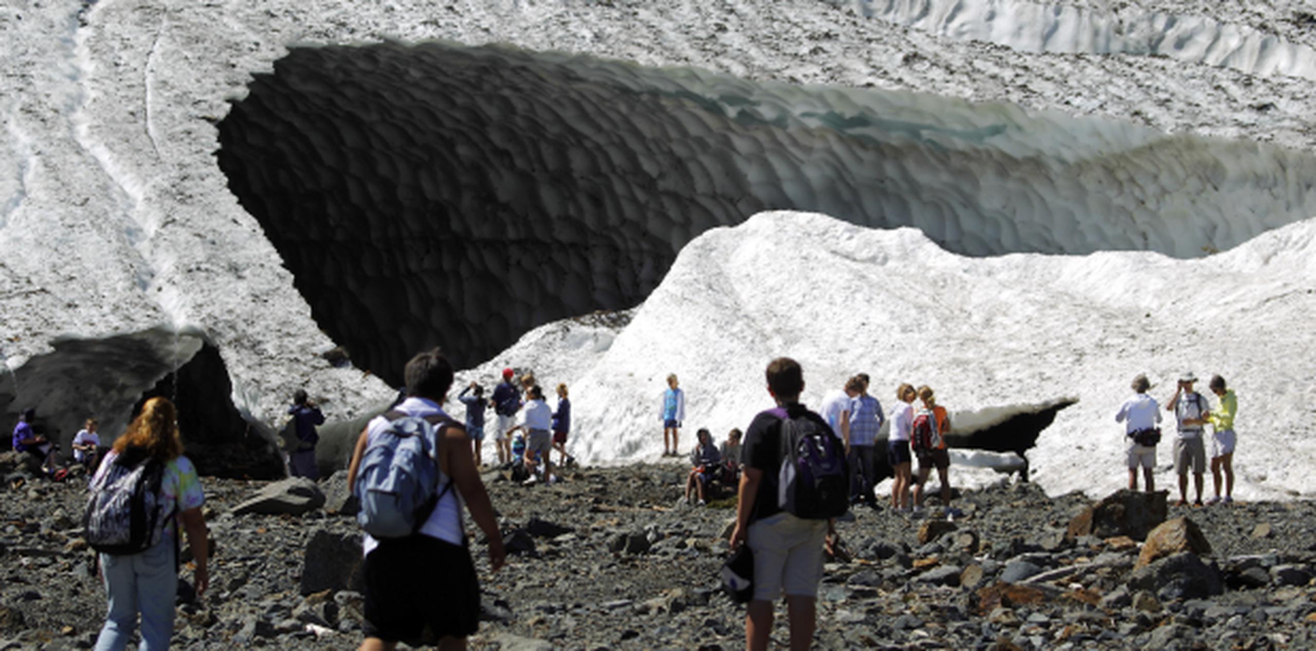 La persona que murió el lunes permanecía enterrado en Big Four Ice Caves (en la foto), un destino de excursionismo como a 112 kilómetros (70 millas) al noreste de Seattle. (AP)