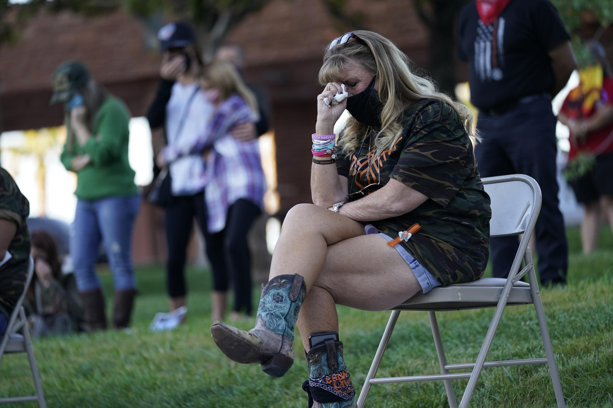 Una mujer en la ceremonia de recordación, en el tercer aniversario de la masacre de Las Vegas.