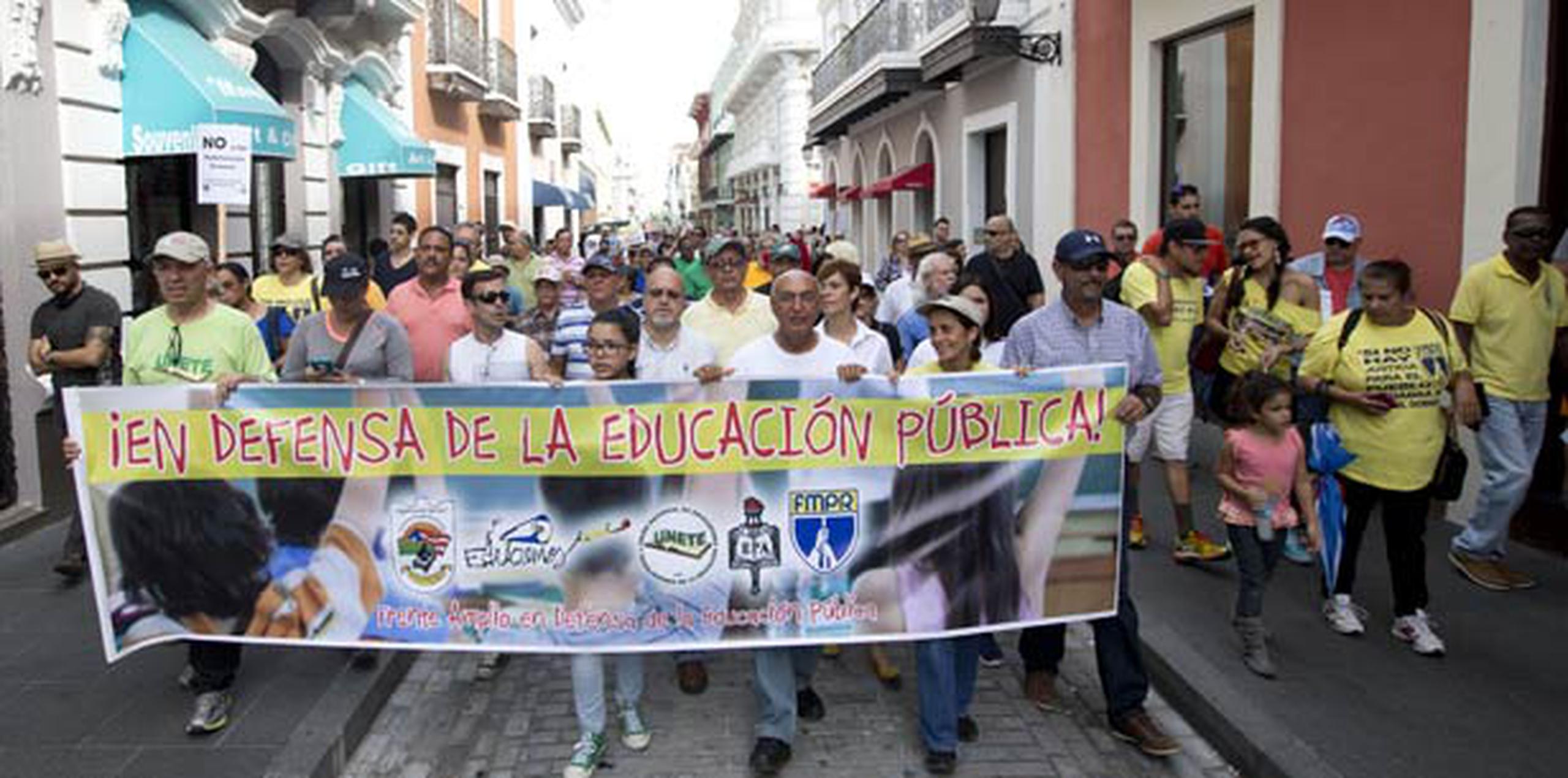 Los manifestantes caminaron desde la Plaza Colón hasta la intersección de la calle Cristo con La Fortaleza. (tonito.zayas@gfrmedia.com)