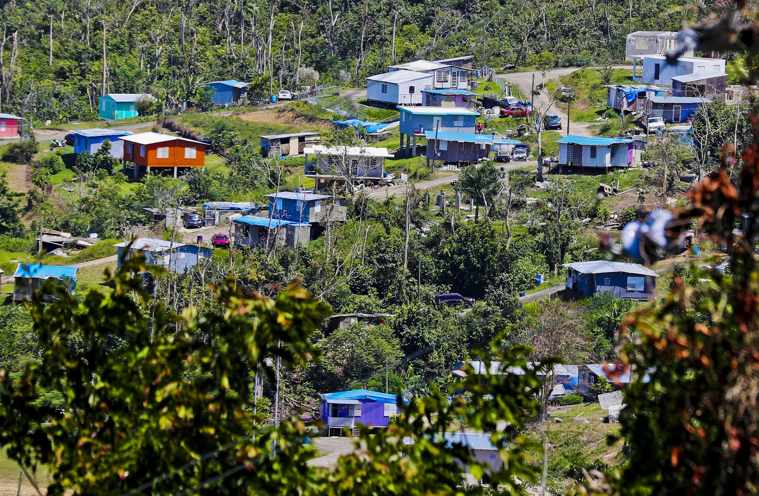 Imagen del archivo que muestra varias residencias cubiertas por toldos azules en el barrio Villa Esperanza.