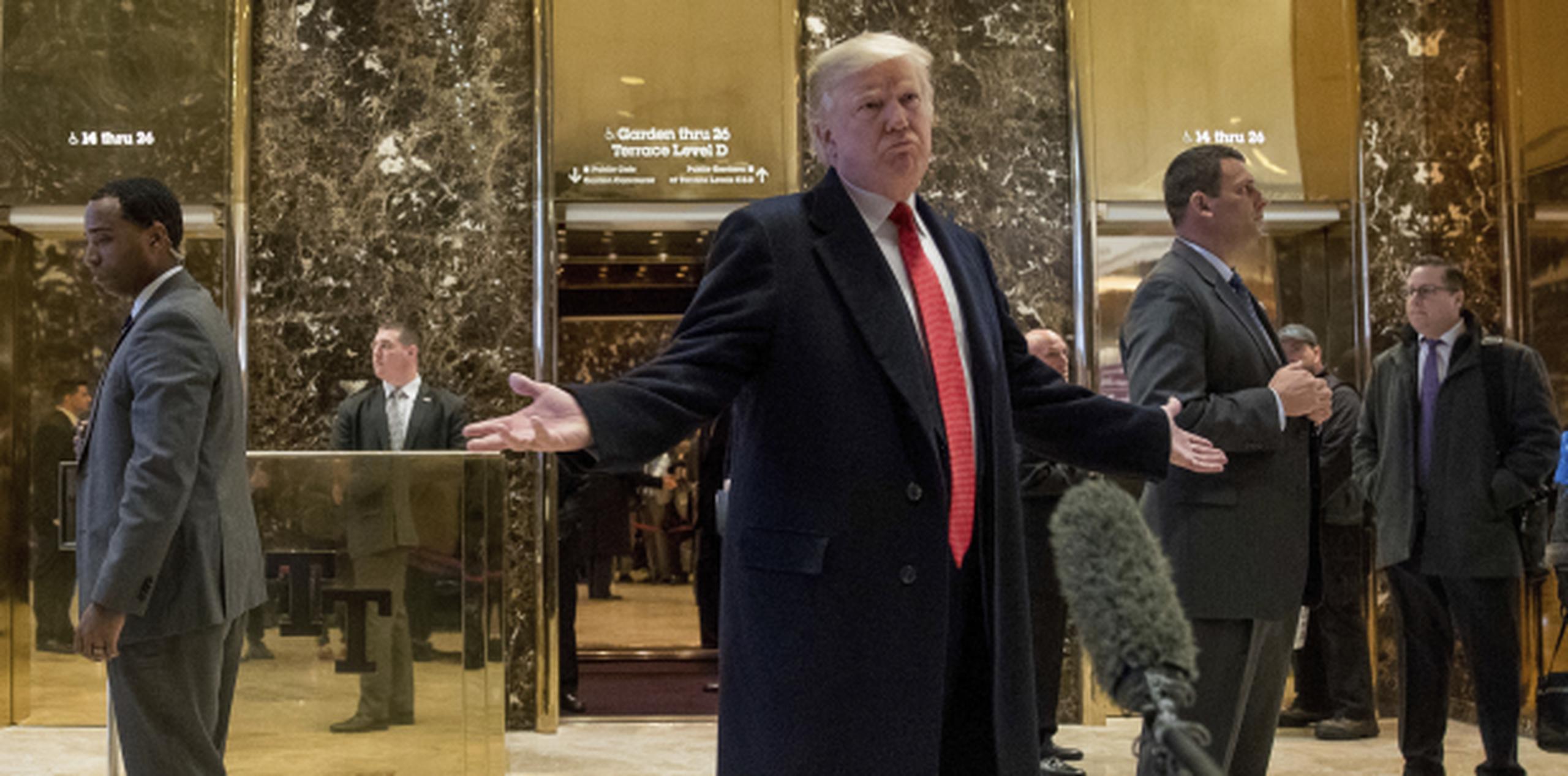 Donald Trump en el vestíbulo de su edificio en Nueva York. (Prensa Asociada)