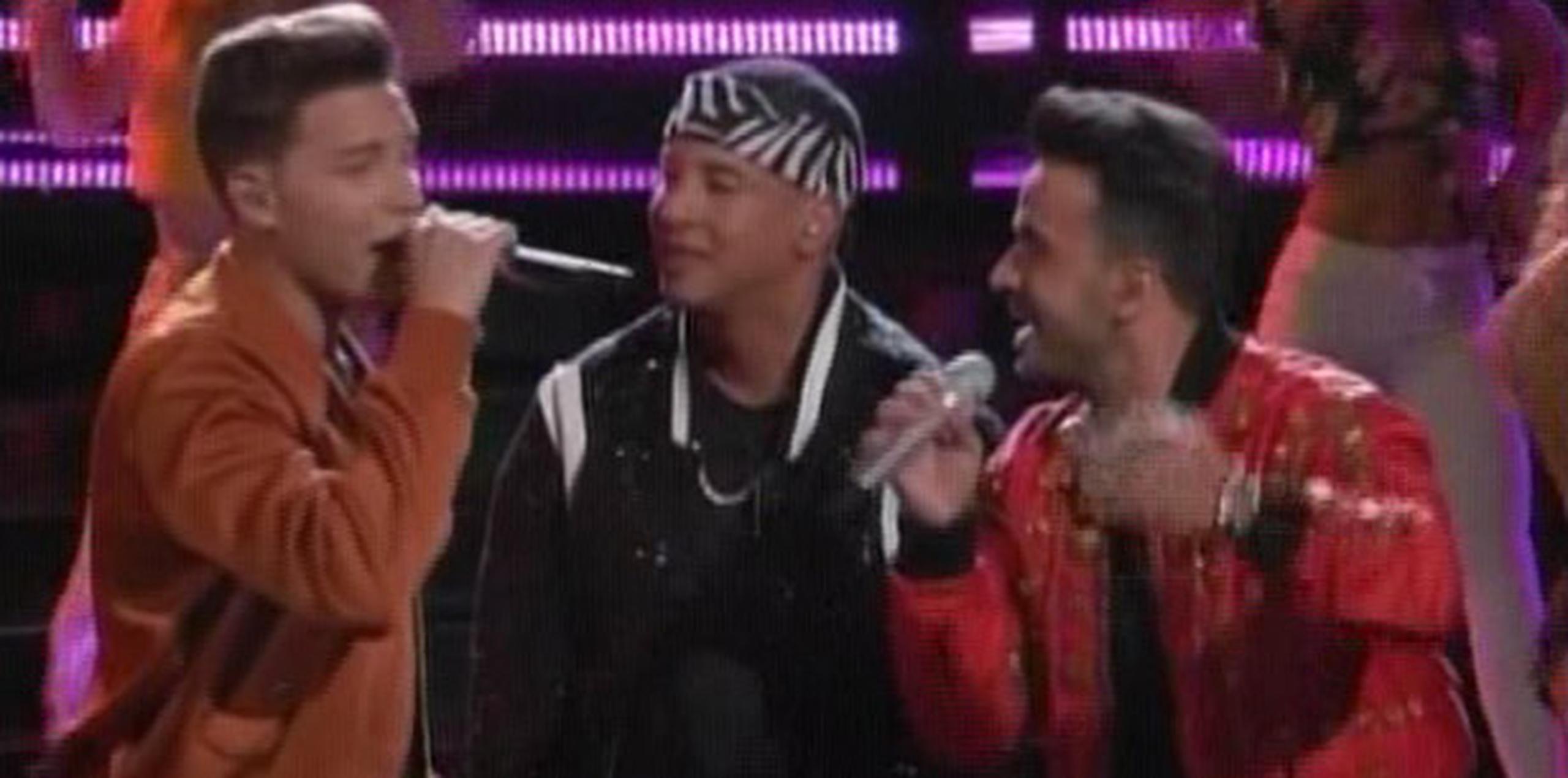 Daddy Yankee y Luis Fonsi interpretaron el tema "Despacito" en compañía del participante de The Voice, Mark Isaiah. (Captura/NBC)