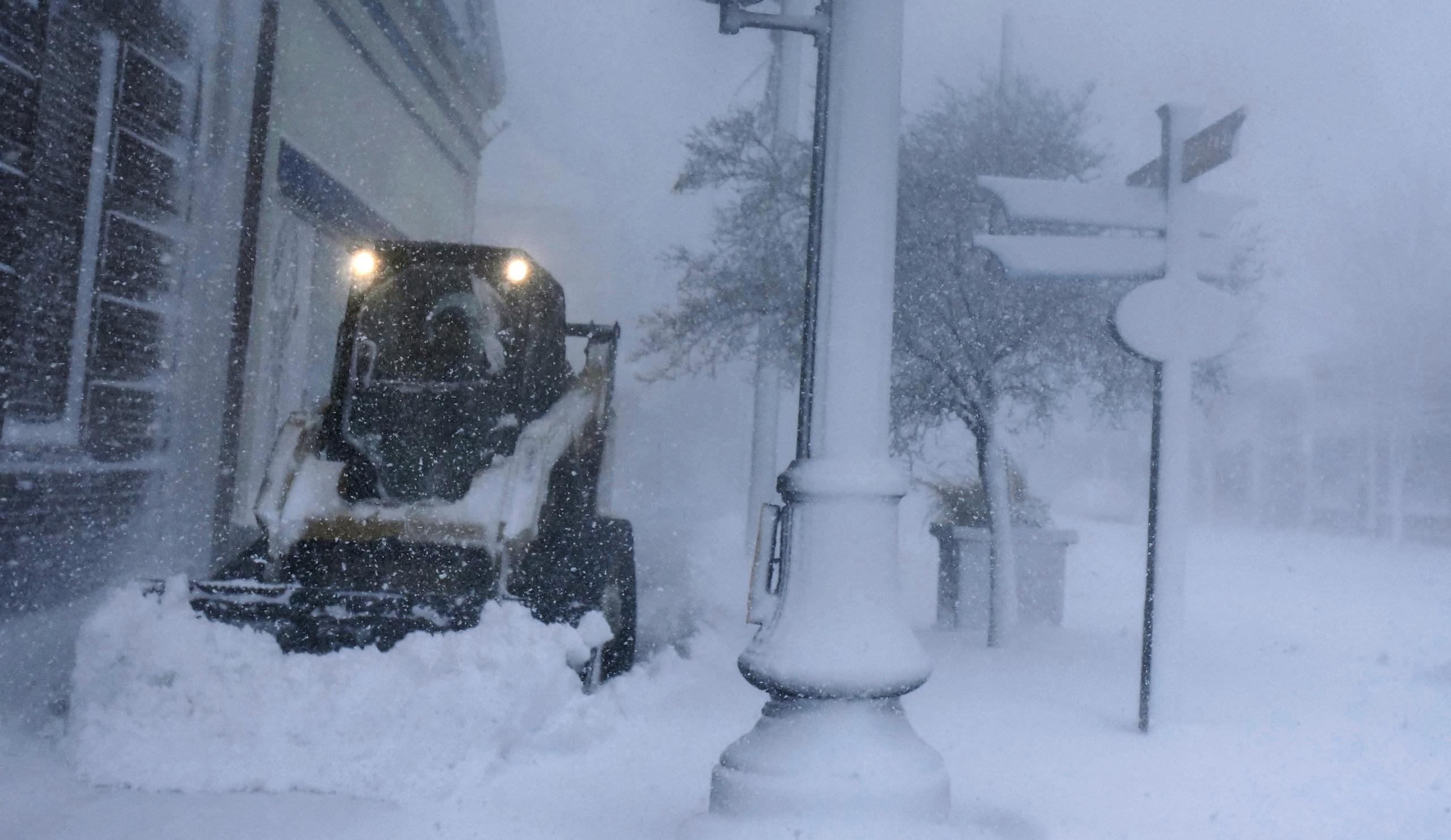 Un empleado del municipio trabaja para retirar la nieve de las aceras en la calle principal de Hyannis, Massachussetts luego de la intensa nevada que ha caído en la zon desde la noche del viernes.