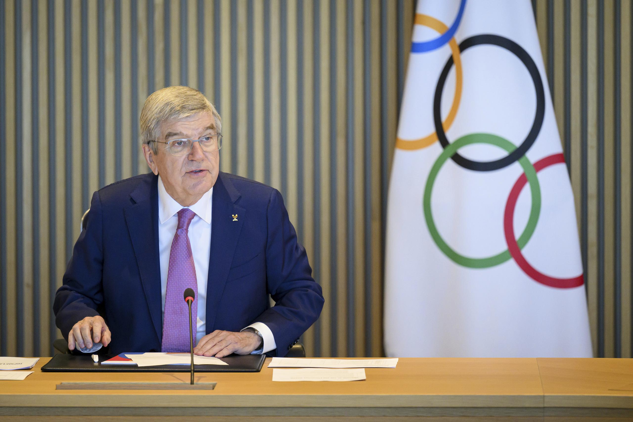 El presidente del COI Thomas Bach durante la apertura de la reunión del comité ejecutivo del Comité Olímpico Internacional, el 19 de marzo de 2024, en Lausana, Suiza. (Laurent Gillieron/Keystone vía AP)