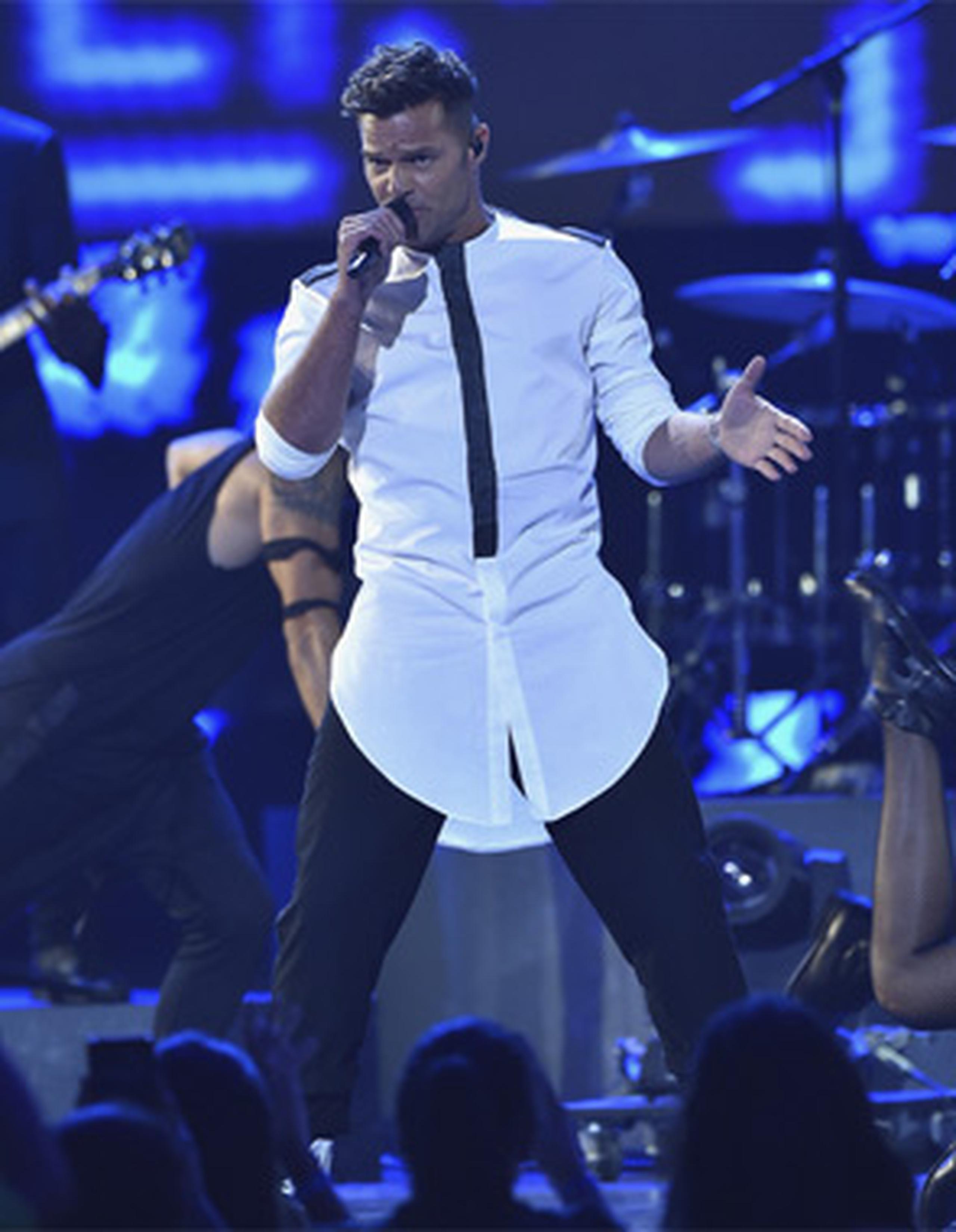 La fiesta musical latina comenzó con el tema La mordidita de Ricky Martin. (Univisión)