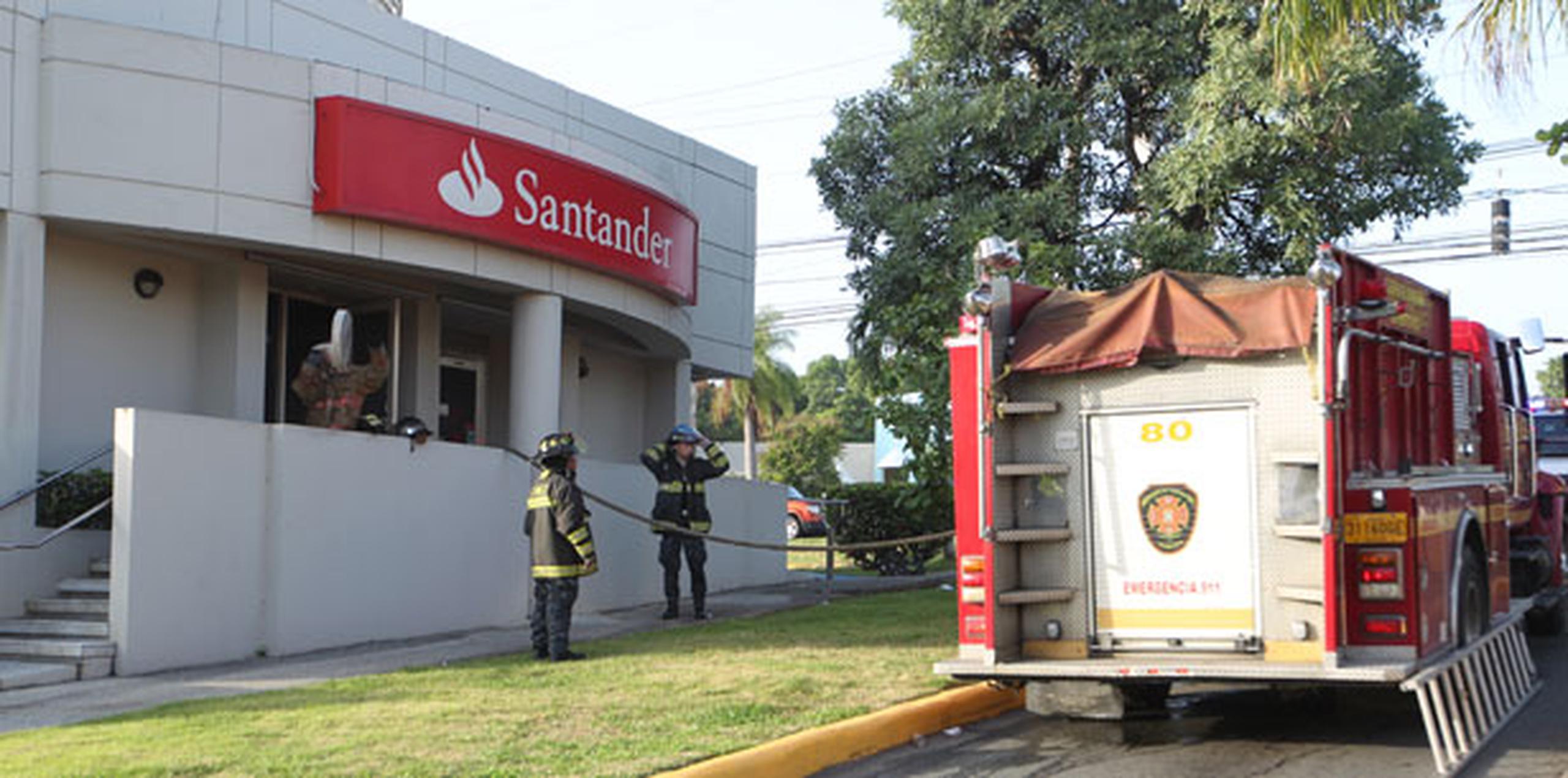 Torres aclaró que el fuego solo afectó la puerta, no el resto del banco. (alex.figueroa@gfrmedia.com)