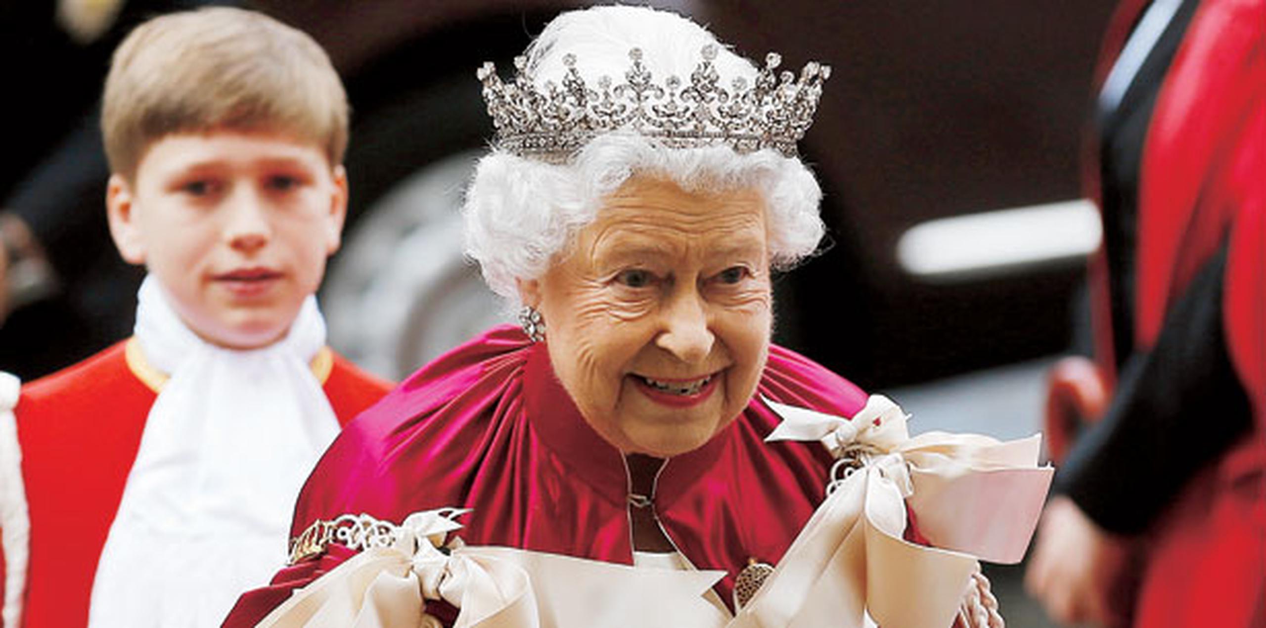 La reina Isabel II -que el próximo 21 de abril cumple 90 años-, por tradición escribe personalmente una felicitación a todos los británicos que celebran su cien cumpleaños. (Archivo)