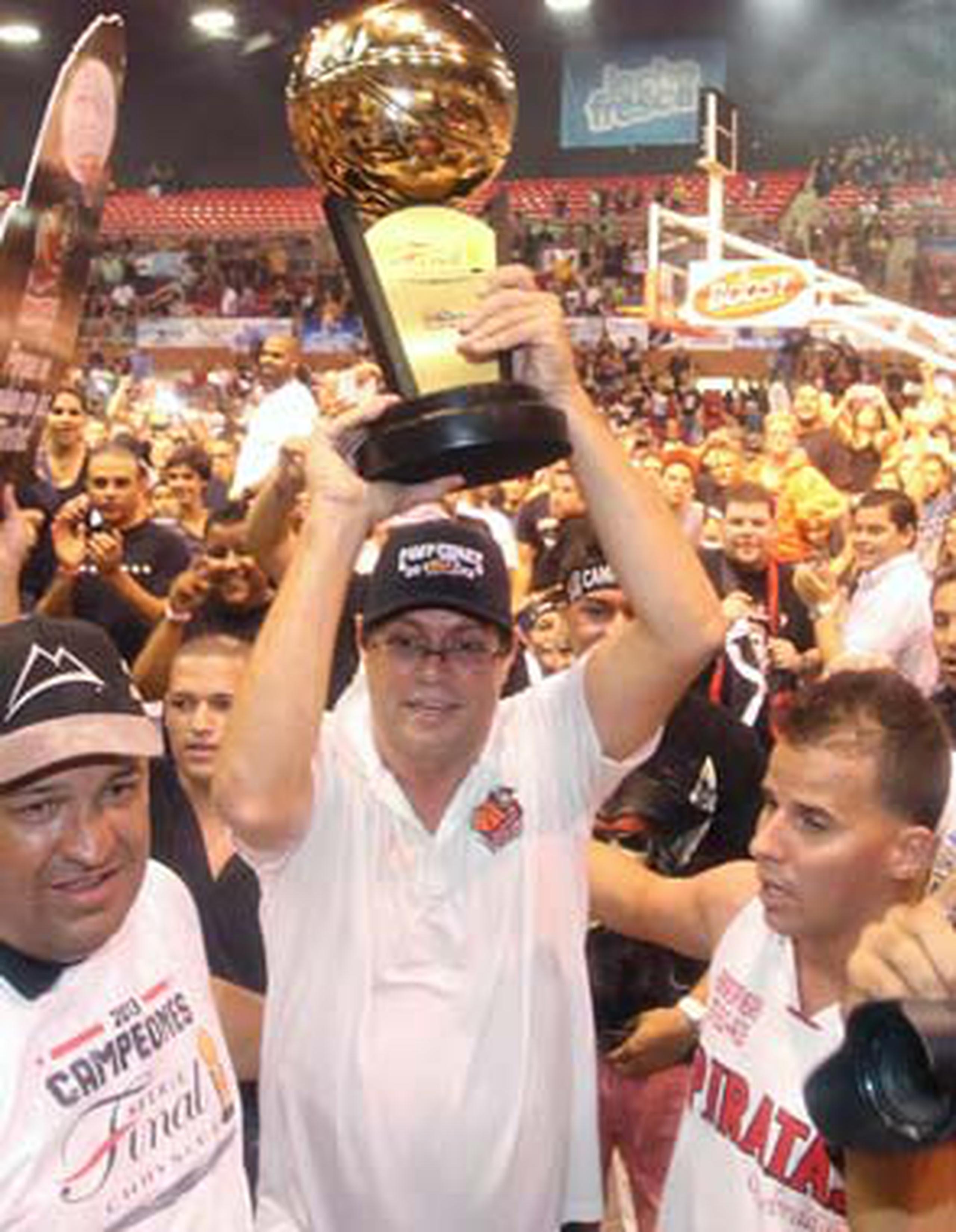El apoderado de los Piratas carga con el trofeo de campeones del Baloncesto Superior Nacional (BSN). (lino.prieto@gfrmedia.com)