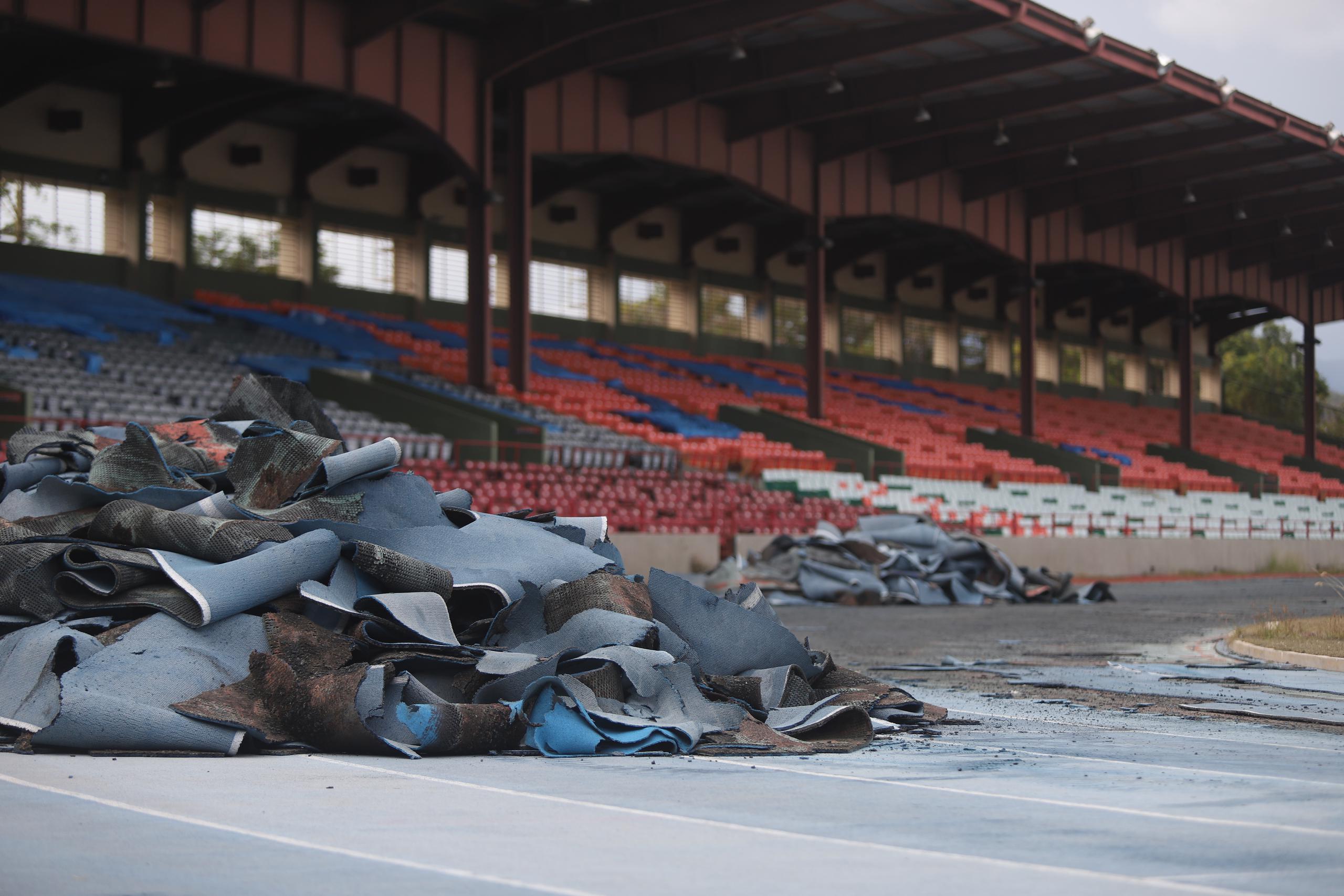 Son toneladas de material de goma los que se acumulan en la remoción de la pista de atletismo del estadio Paquito Montaner de Ponce.