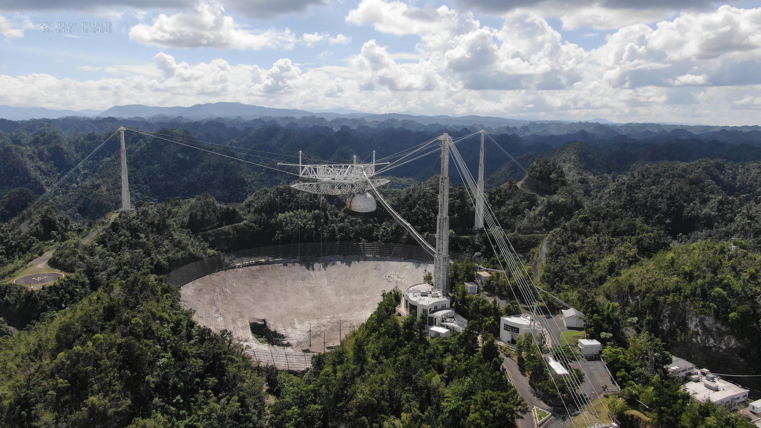 Telescopio de 305 metros del Observatorio de Arecibo en noviembre de 2020.