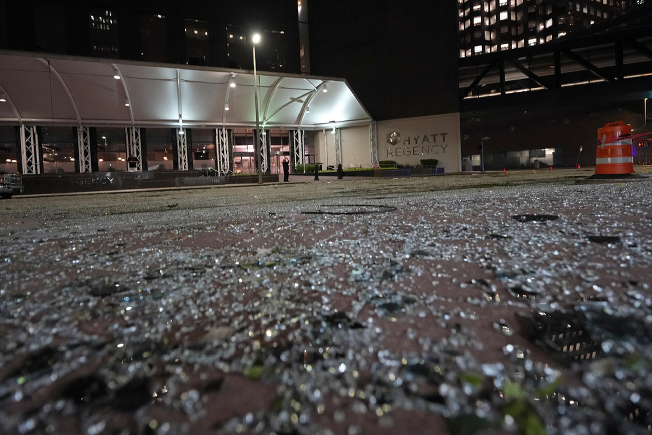 Vidrios rotos cubren la calle afuera del hotel Hyatt Regency en el centro de Houston.