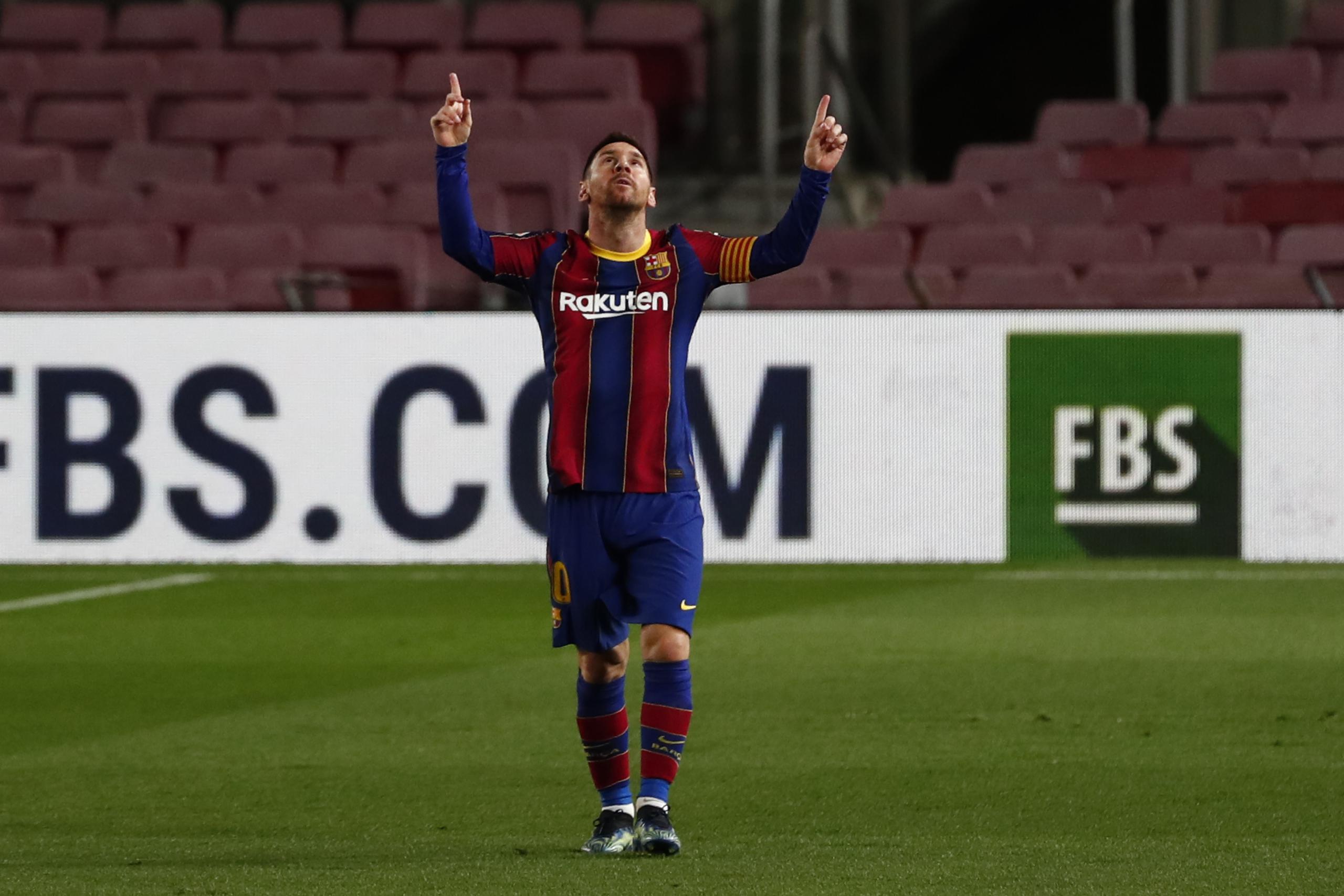 Lionel Messi celebra tras anotar el primer gol del Barcelona en la victoria 2-1 ante el Athletic Bilbao por la Liga española en Barcelona, el domingo 31 de enero de 2021. (AP Foto/Joan Monfort)