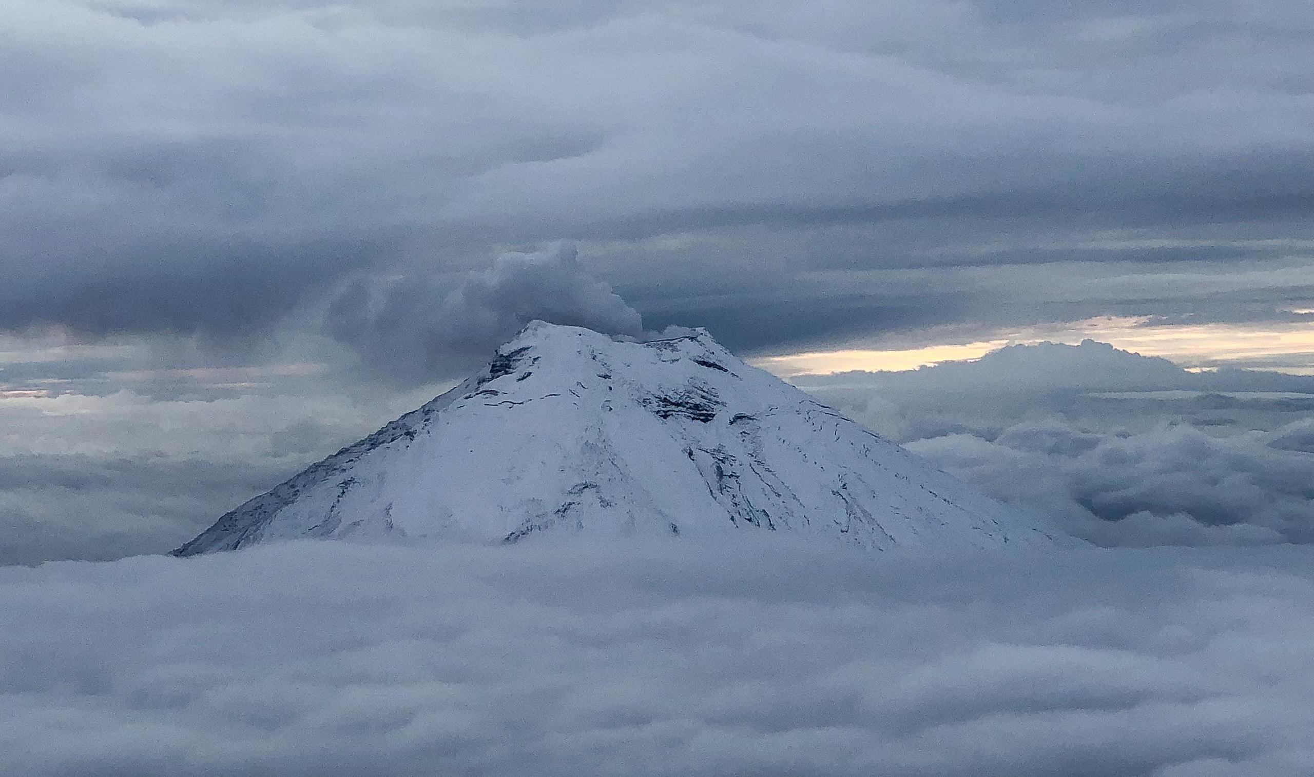 Vista del volcán Cotopaxi, desde la cabina de un avión en Latacunga (Ecuador), en una fotografía de archivo. EFE/Fernando Gimeno
