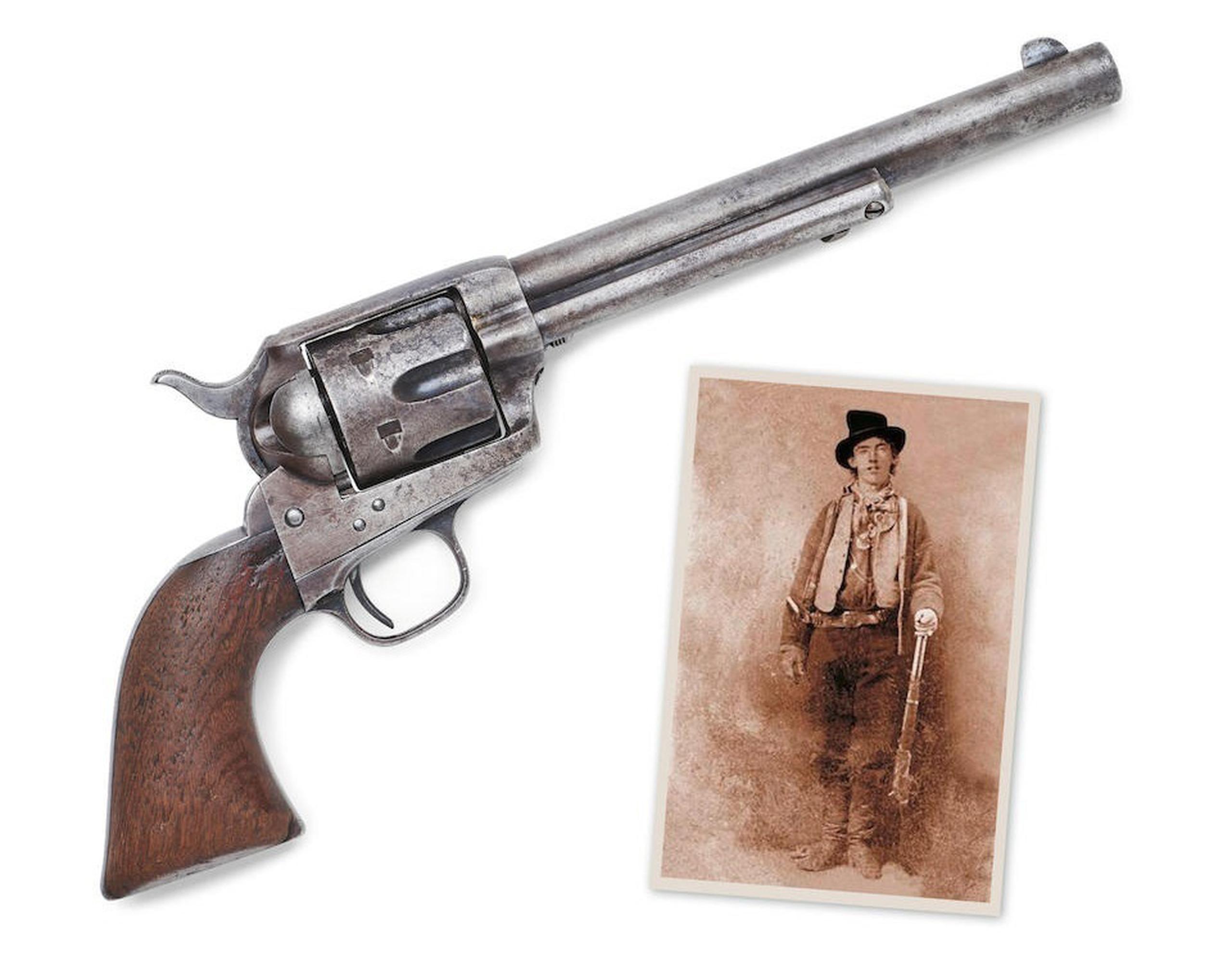 Fotografía cedida por la casa de subastas Bonhams donde se muestra la pistola Colt calibre 7 1/2 fabricada en 1880 con que el alguacil Pat Garrett mató a Billy the Kid (imagen a la dercha).  EFE/Bonhams
