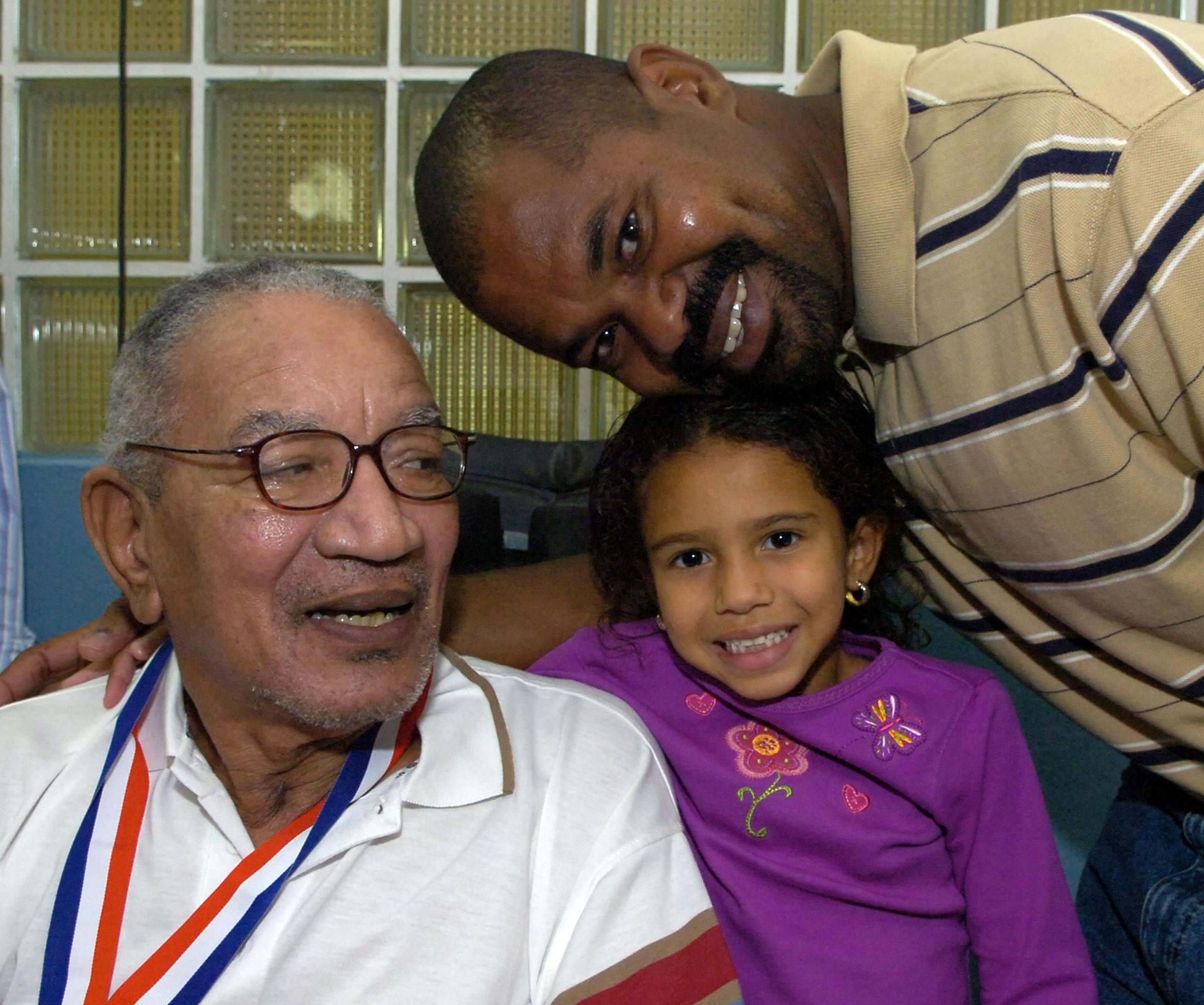 Johnny junto a su nieta Adanis y su hijo Carlos en la una foto de archivo del 2007.