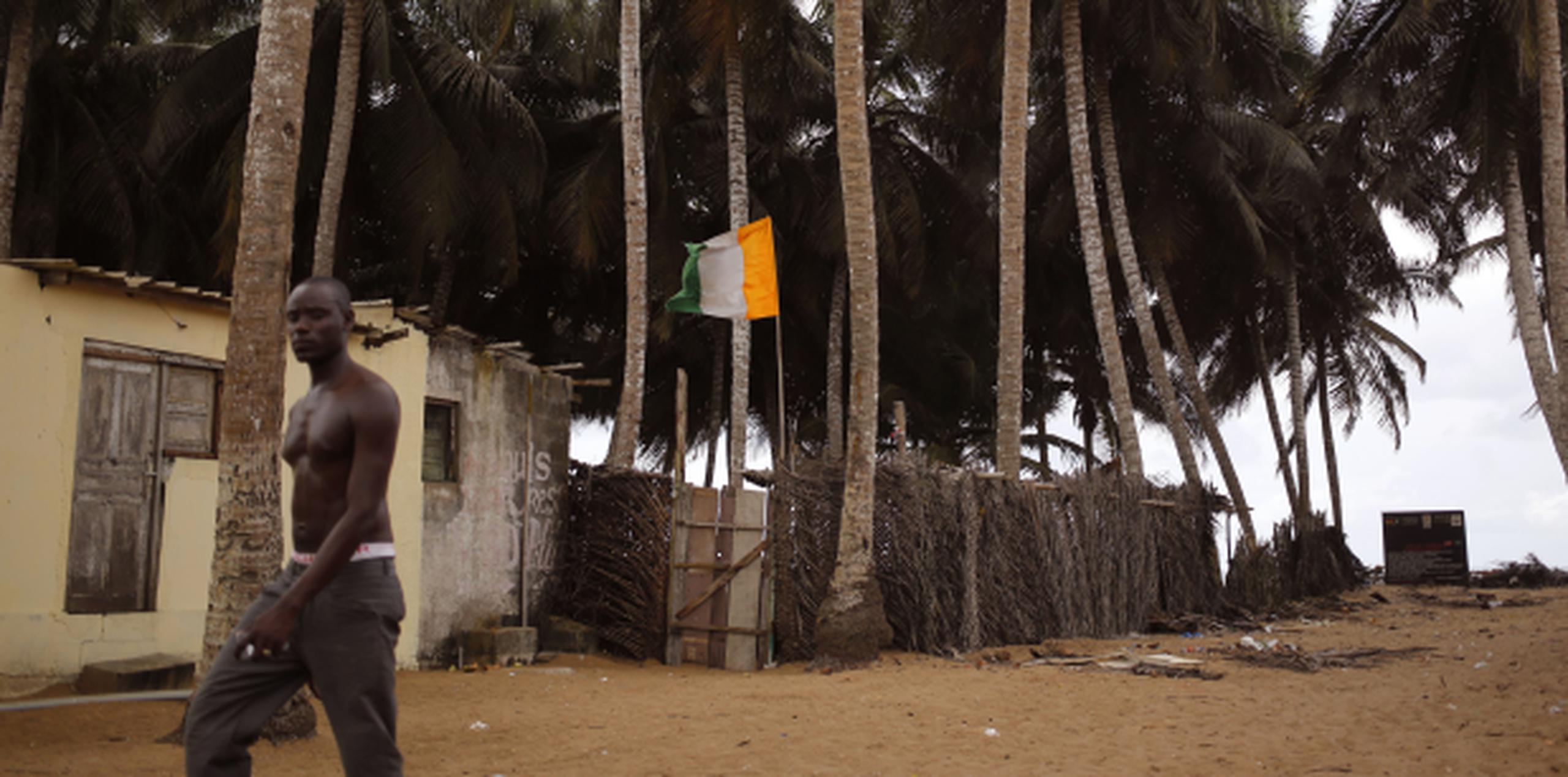 Se trata de la primera vez que Costa de Marfil, en la imagen una residencia en la playa con una bandera del país, es objetivo de un ataque de estas características. (AP)