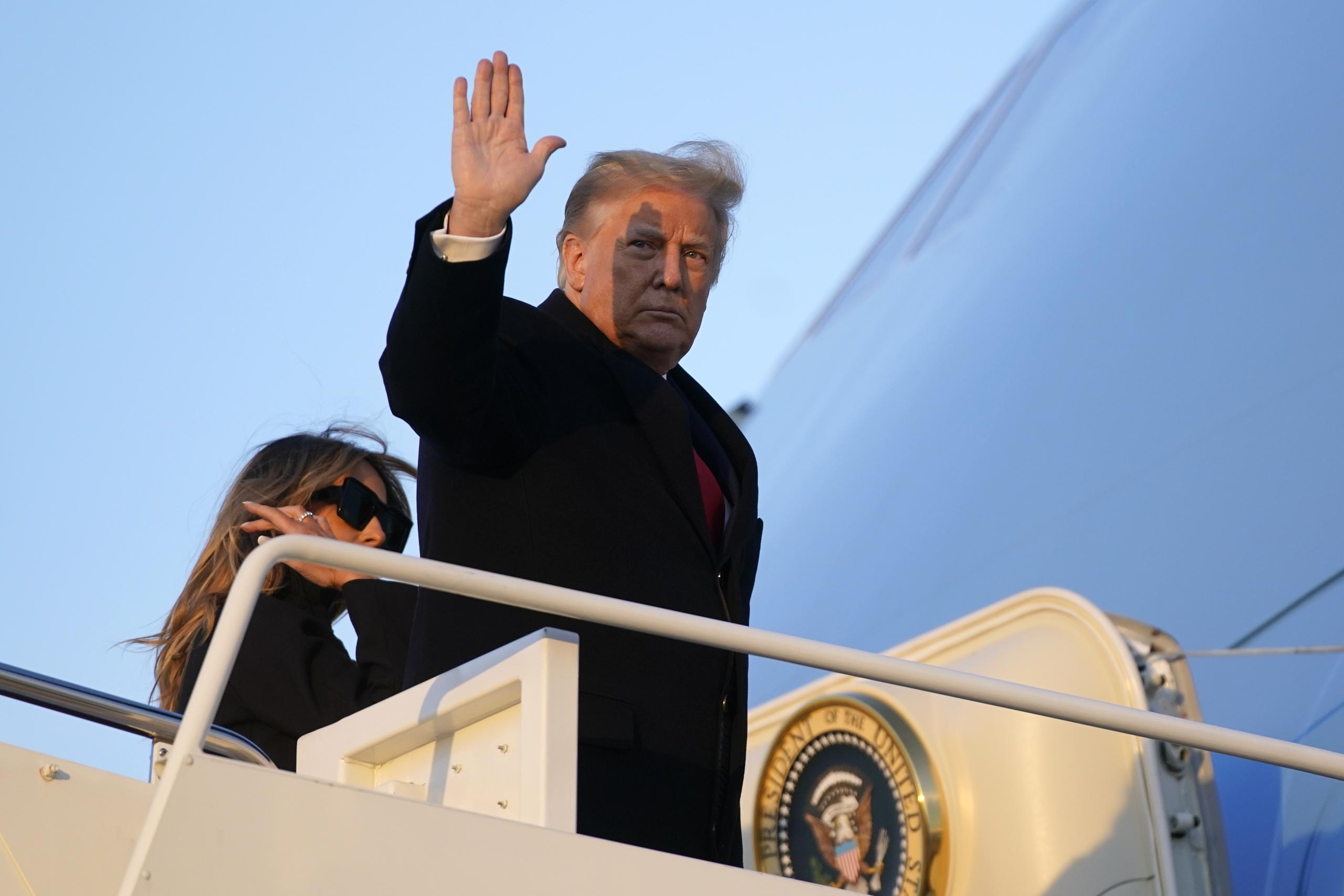 El presidente Donald Trump partió el 23 de diciembre a su casa vacacional en Mar-a-Lago, en Florida, a donde se le ha enviado el proyecto de ley por si decidiera firmarlo.