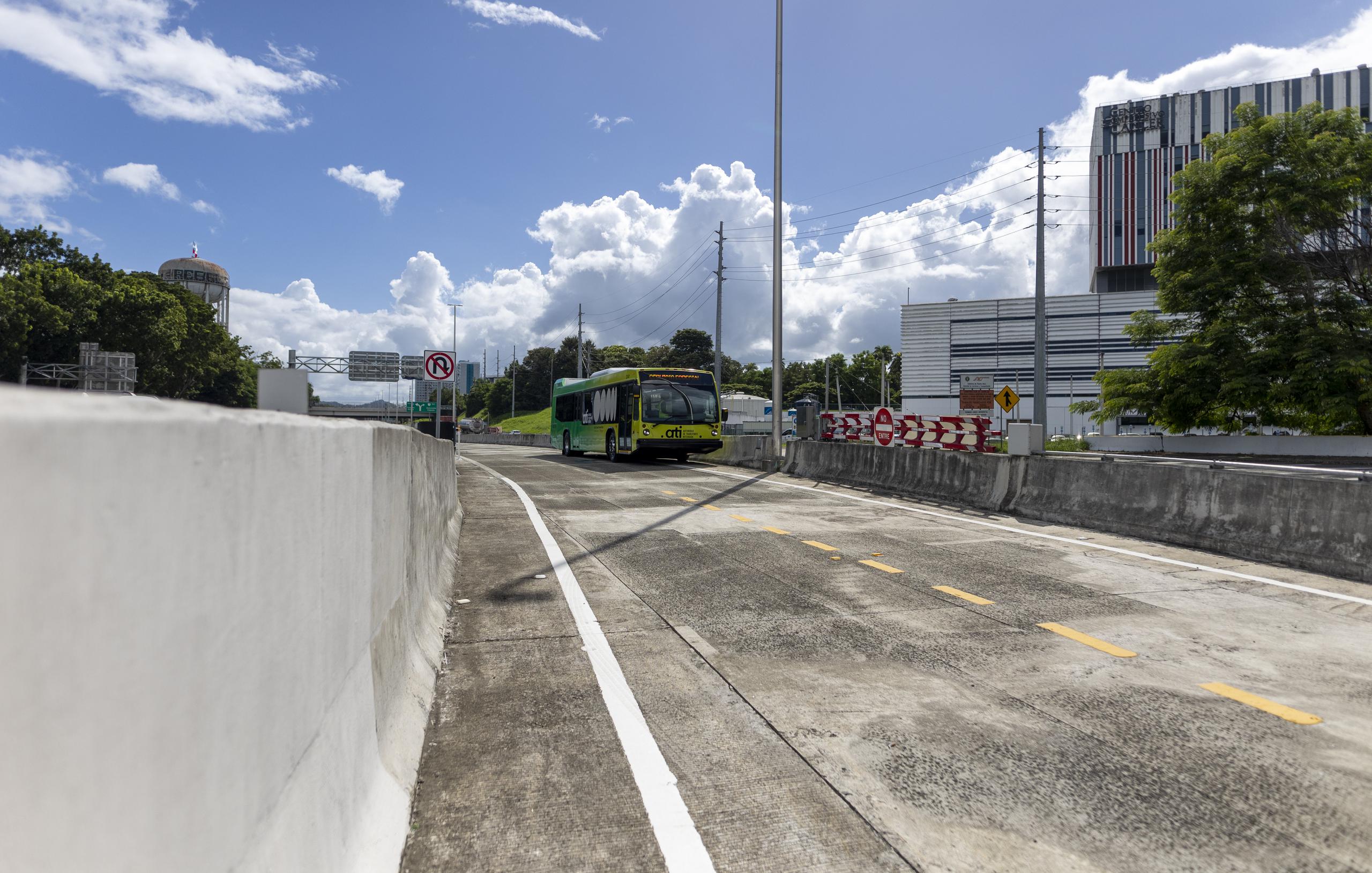Como parte del anuncio, se inauguró una rampa que conecta a la PR-21 que beneficiará al transporte público, en particular a las guaguas de la Ruta E-30 que opera a diario entre San Juan y Caguas.