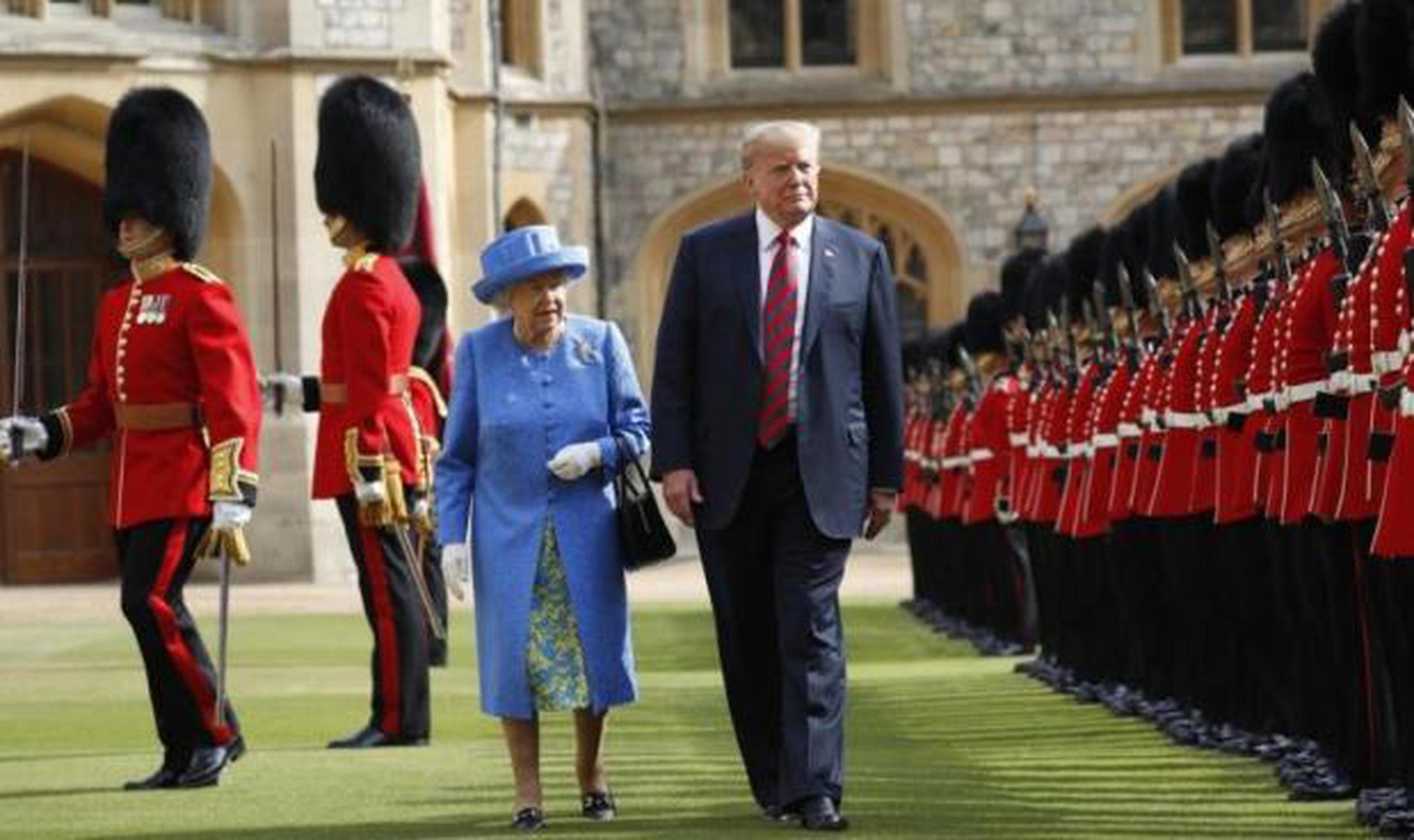 El presidente estadounidense Donald Trump y su esposa Melania fueron recibidos este viernes por la tarde por Isabel II a su llegada al castillo de Windsor para tomar el té. (GDA)