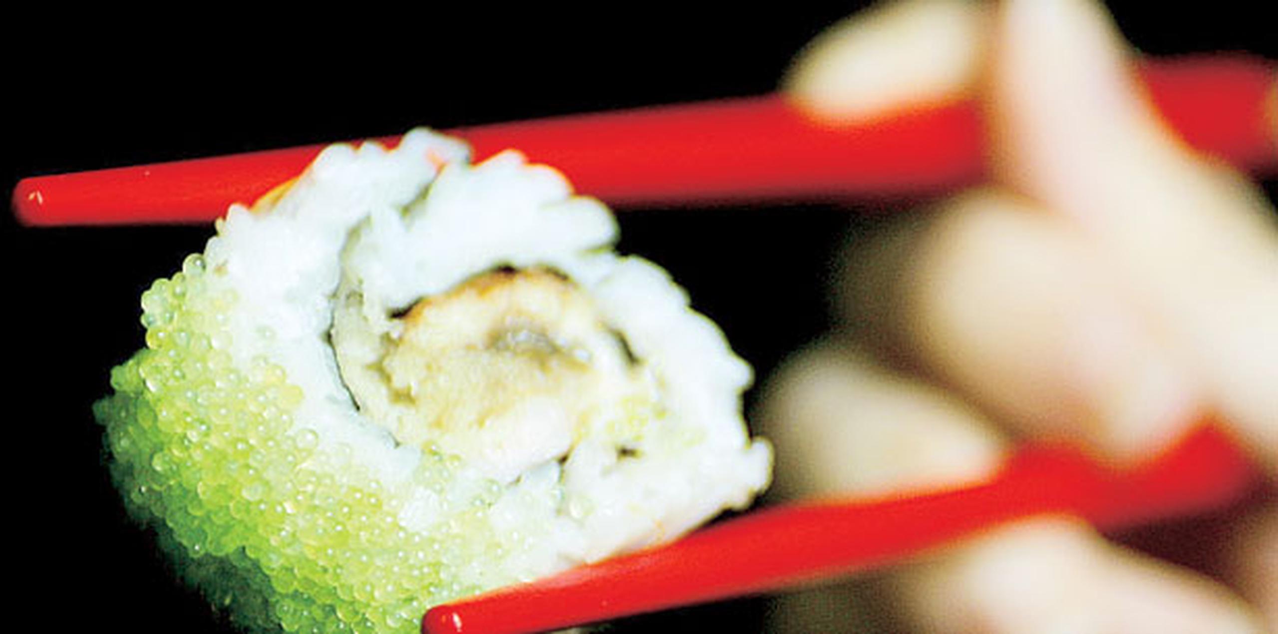 Los especialistas aconsejan evitar el consumo de pescados y mariscos crudos en todas sus formas, incluido el sushi y el ceviche. (Archivo)
