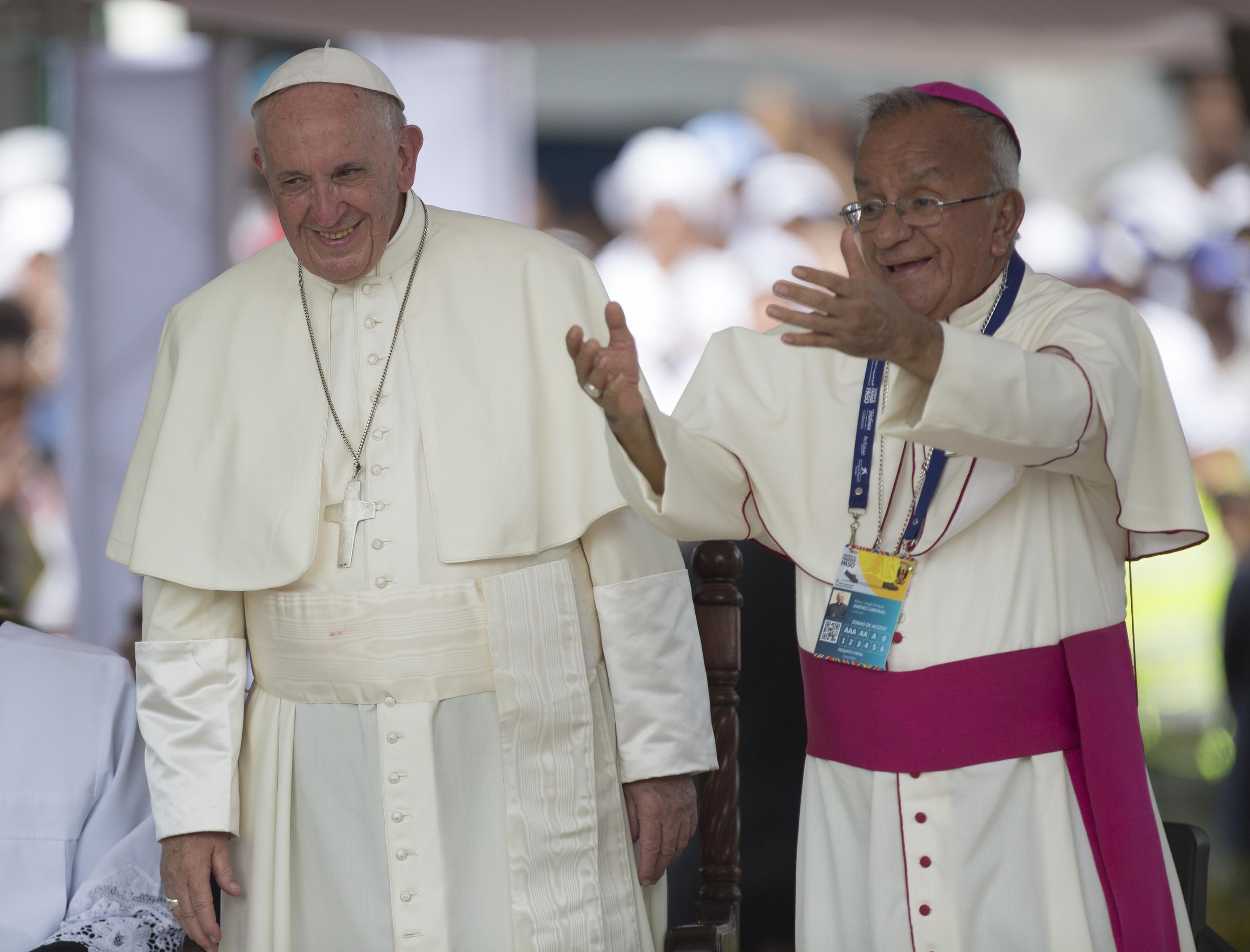 El arzobispo emérito de Cartagena de Indias, Jorge Enrique Jiménez Carvajal, a la derecha junto al papa Francisco, descartó que los nombramientos respondan a una voluntad de Francisco de dejar el papado.