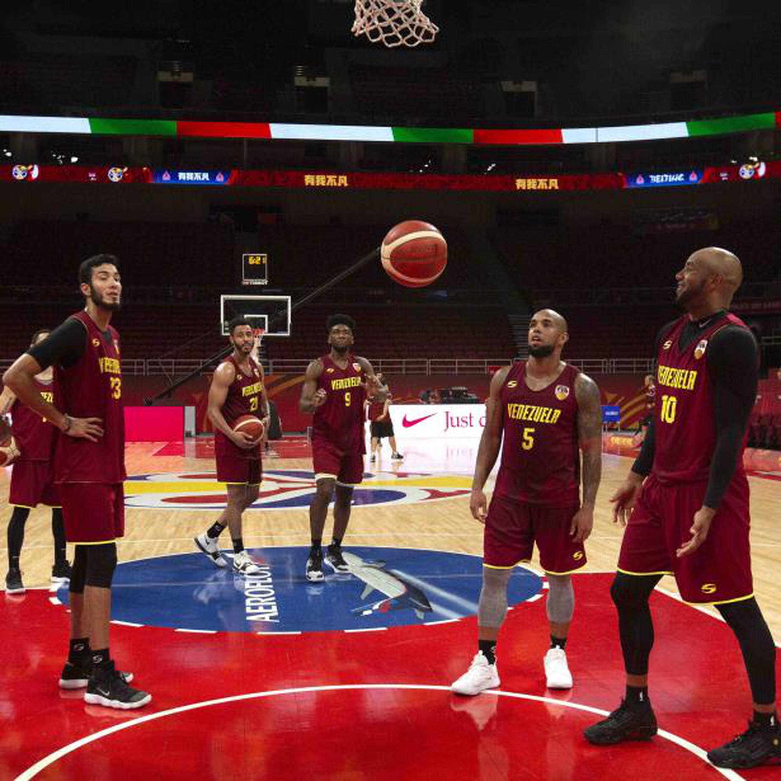 Jugadores de la selección venezolana de practican tiros libres durante una sesión de entrenamiento en la Arena Cadillac, una de las sedes de la Copa del Mundo FIBA en Beijing. (AP / Mark Schiefelbein)