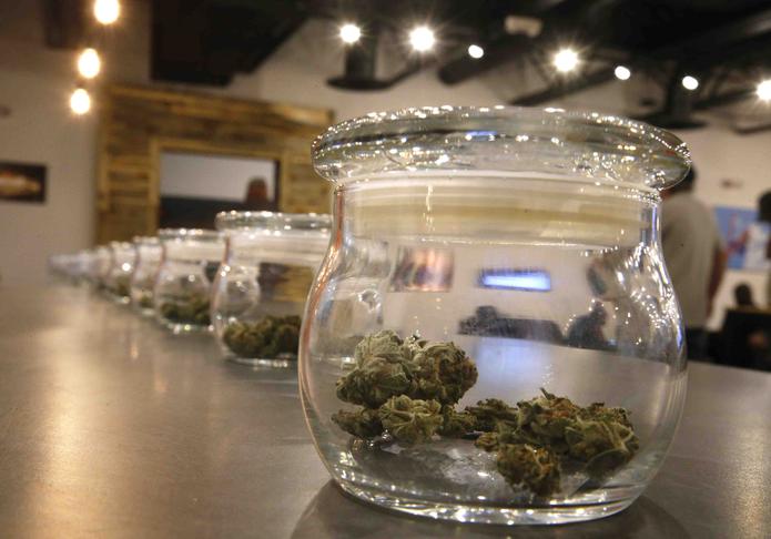 El estado tendría autorización para cobrar un impuesto de 15% a las ventas de cannabis, sea para uso médico o recreativo, según la iniciativa. (AP)