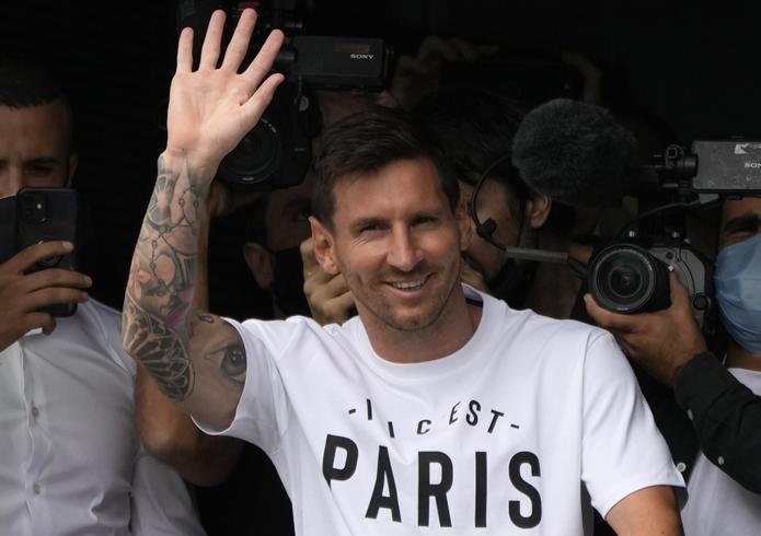 Lionel Messi saluda al arribar al aeropuerto Le Bourget, al norte de París, para integrarse al Paris Saint-Germain el martes, 10 de agosto del 2021.   (AP Foto/Francois Mori)