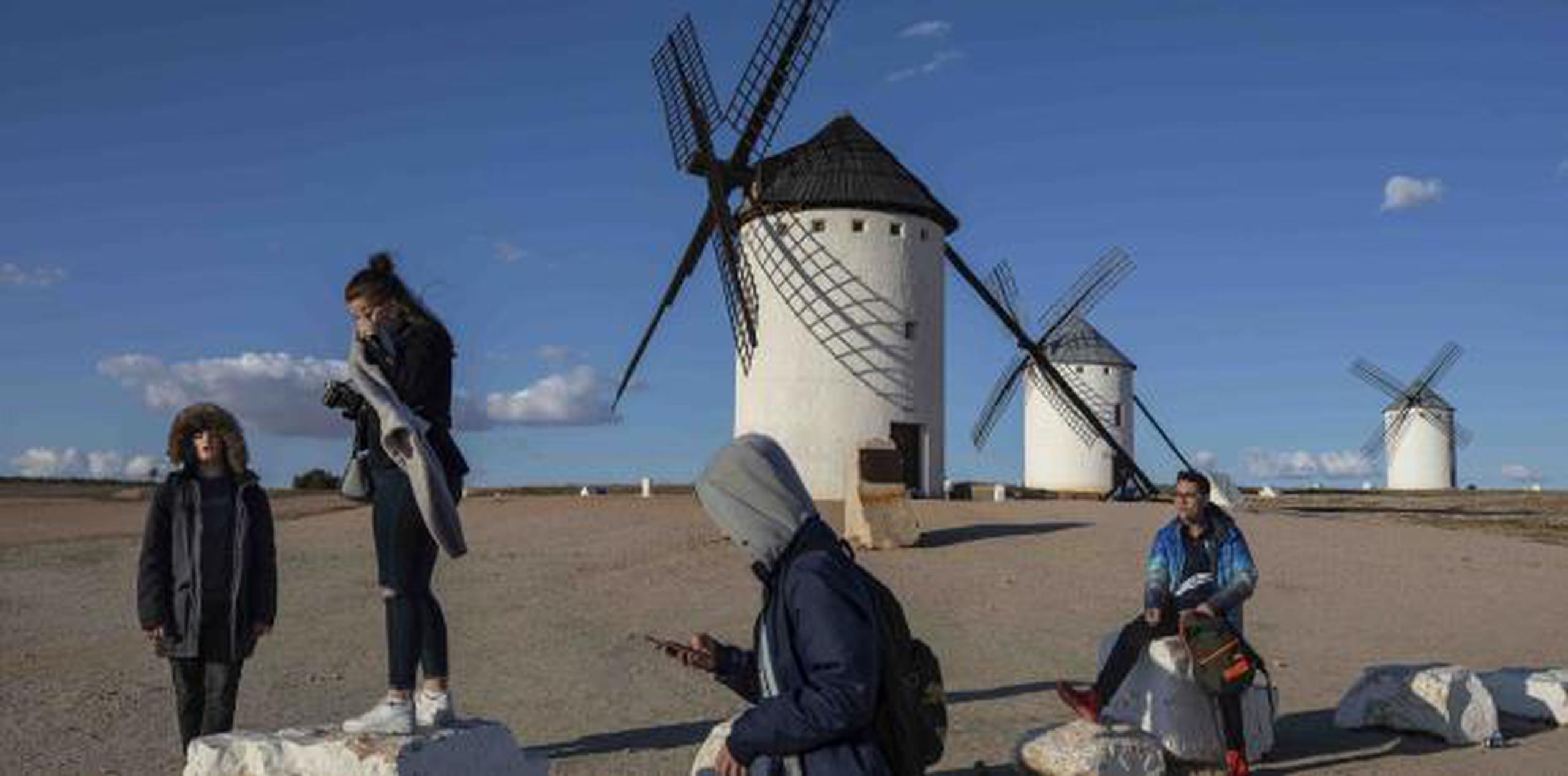Políticos españoles ponen su vista en los campos Primera Hora
