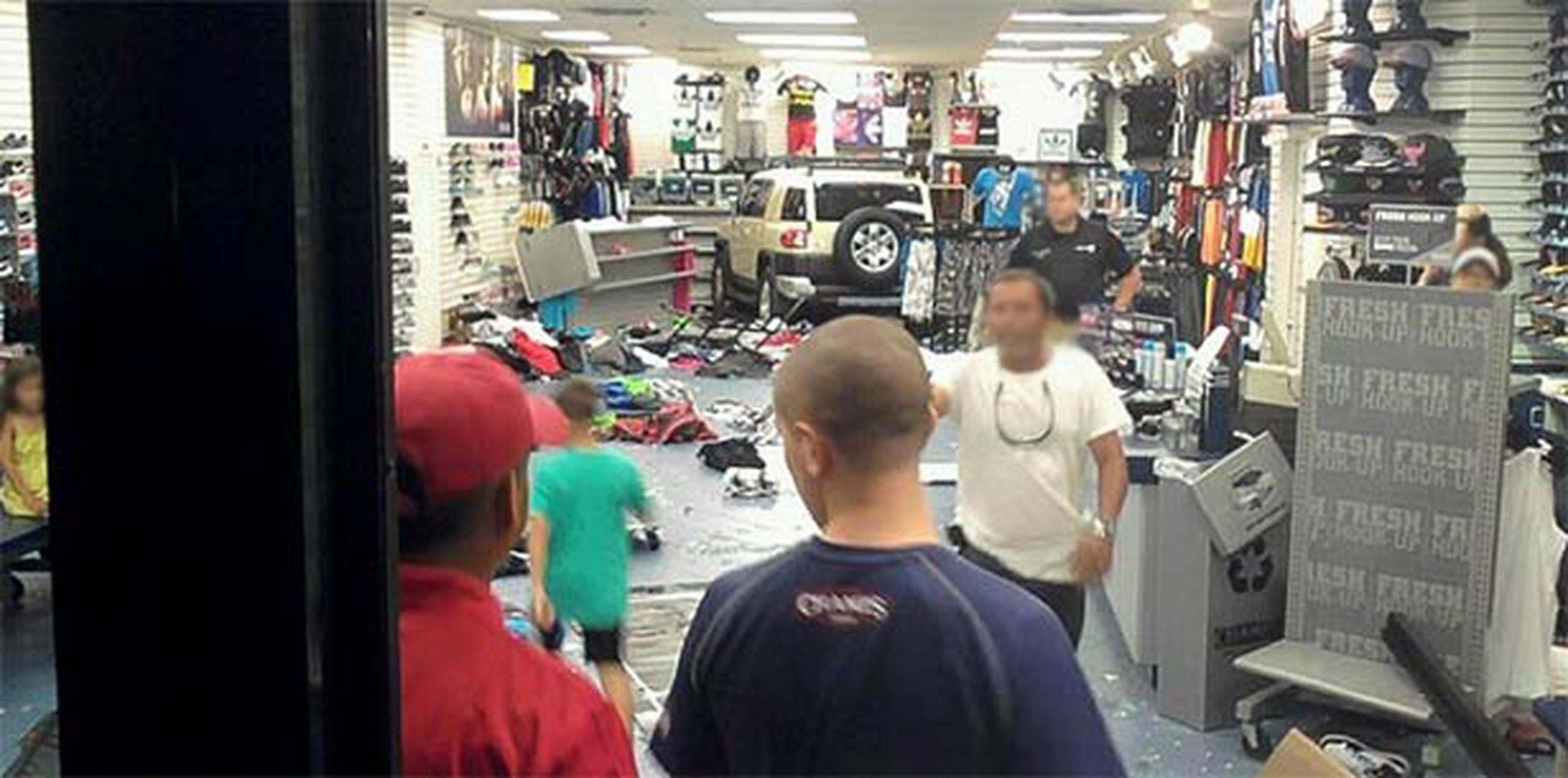 En el 2014, una guagua se estrelló en la tienda de ropa deportiva Champs de Yauco. (Archivo)