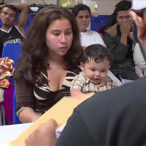 Tribunal ordena la reunificación de las familias de inmigrantes separadas en la frontera