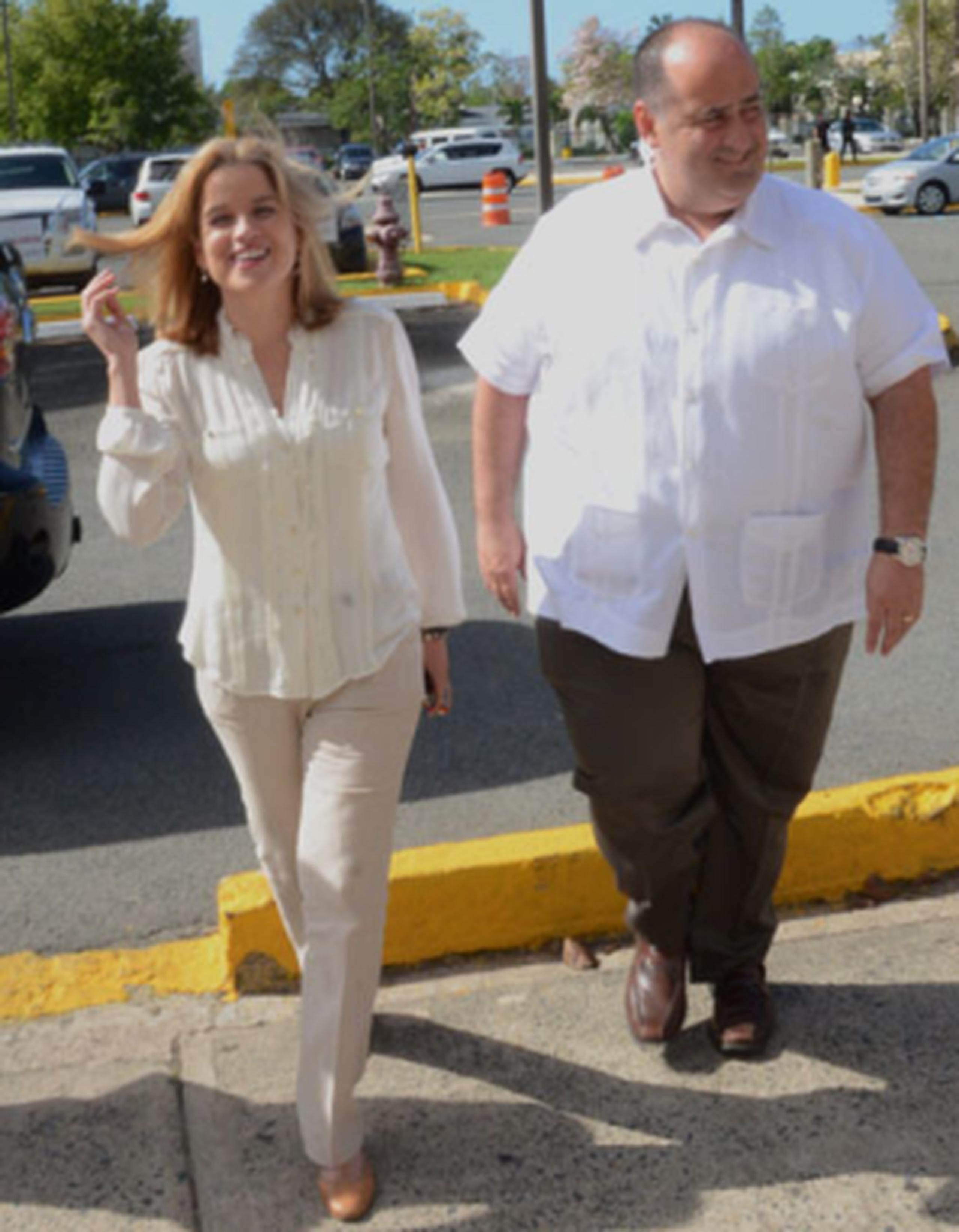 La alcaldesa de San Juan, Carmen Yulín, a su llegda esta tarde con su esposo, Alfredo Carrasquillo, al coliseo Roberto Clemente, en San Juan. (Para Primera Hora/Alfredo Rolón)