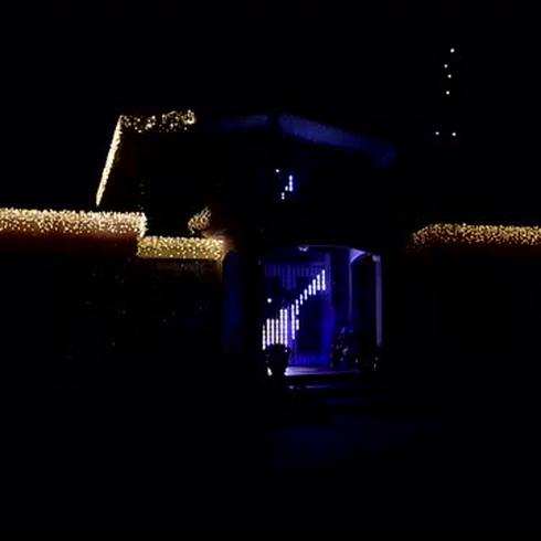 A fuerza de planta las miles de bombillas de Navidad en casa de Ceiba