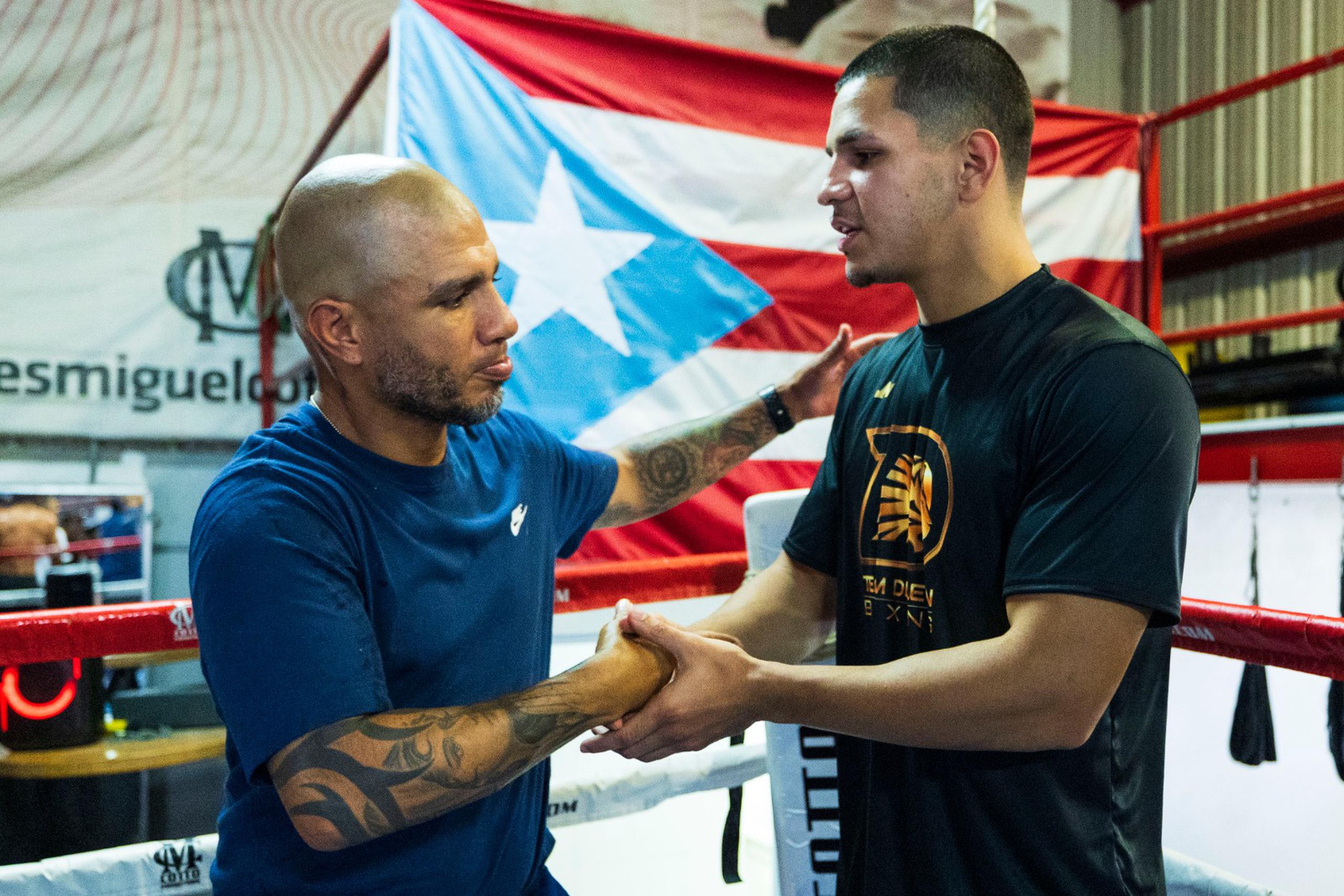 Miguel Cotto aprovechó para conversar con Edgar Berlanga antes de que el peso súper mediano iniciar una sesión de entrenamiento en Caguas.